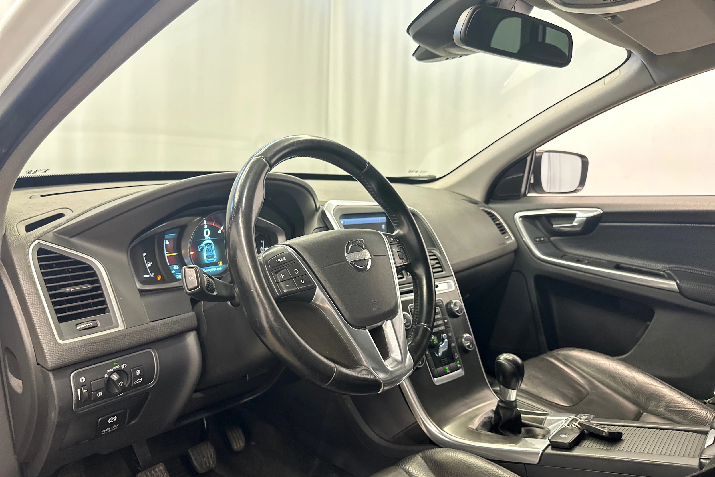 valkoinen Volvo XC60 2014 kuva 10.