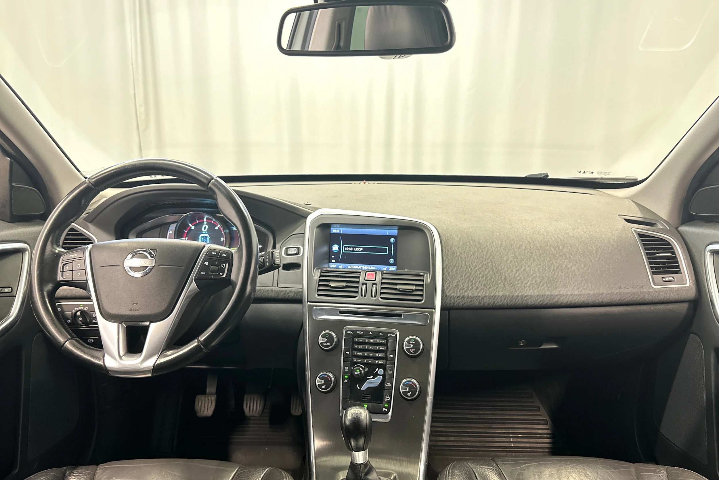valkoinen Volvo XC60 2014 kuva 11.