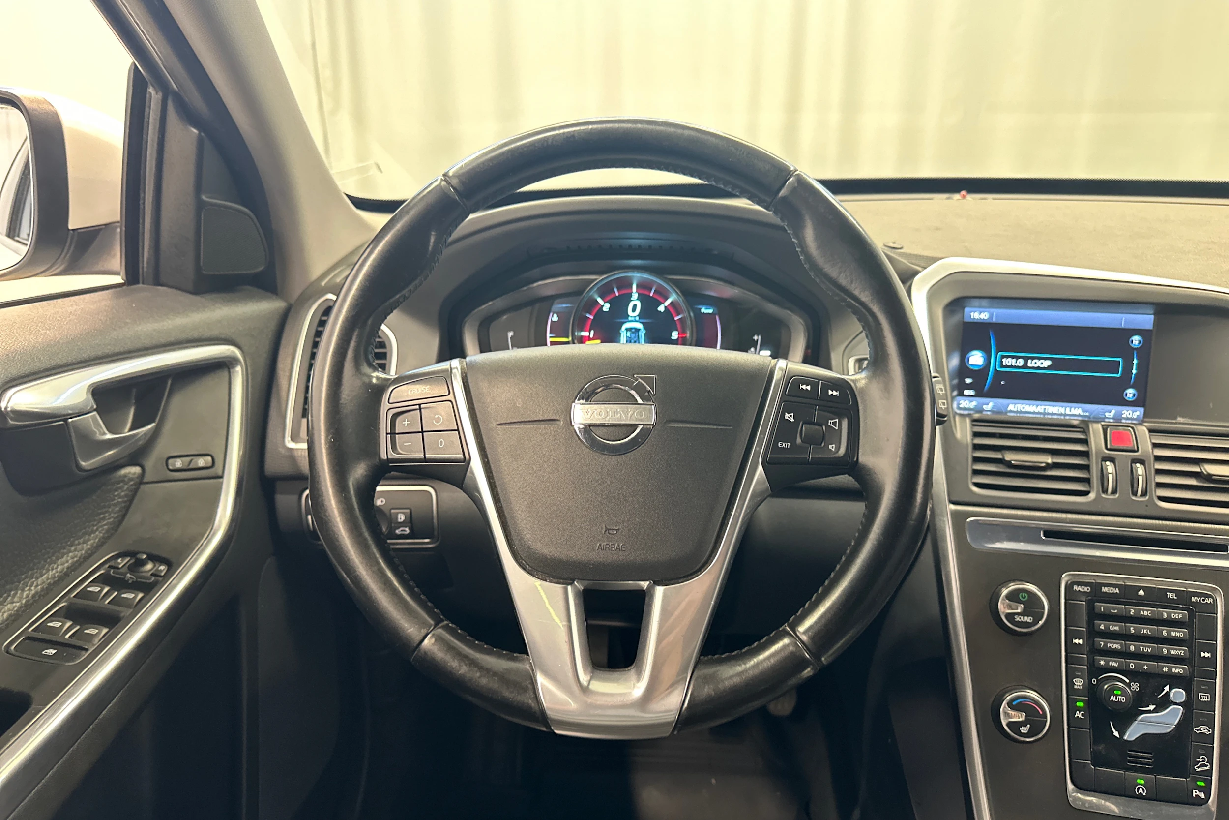 valkoinen Volvo XC60 2014 kuva 12.