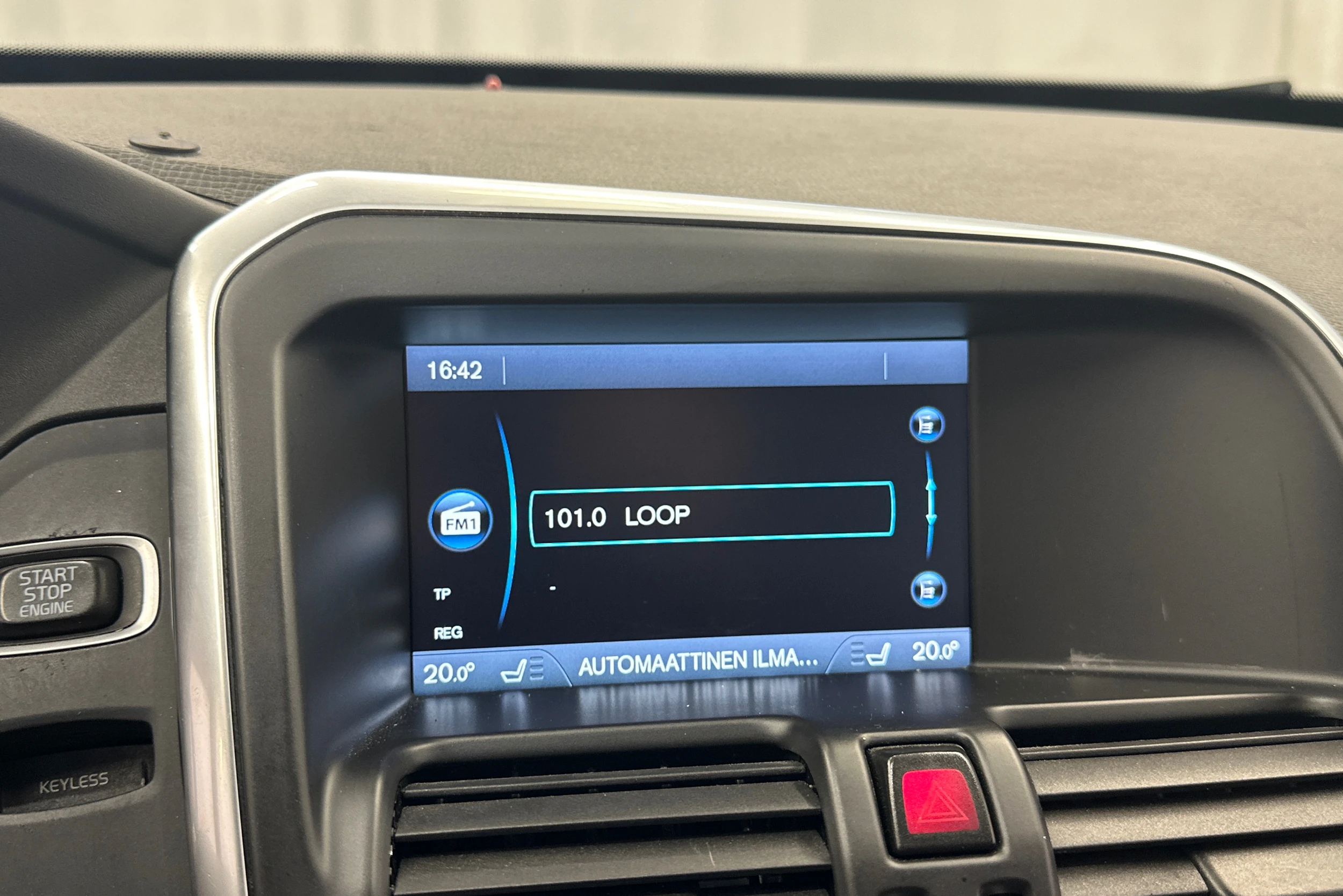 valkoinen Volvo XC60 2014 kuva 18.