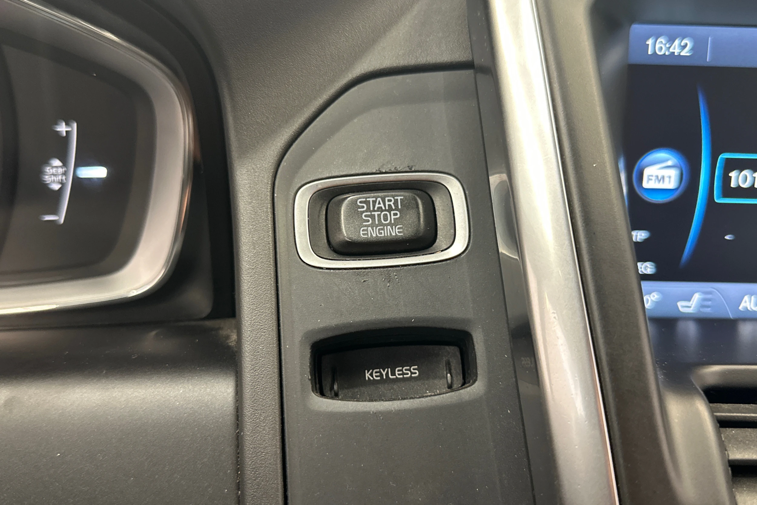 valkoinen Volvo XC60 2014 kuva 19.