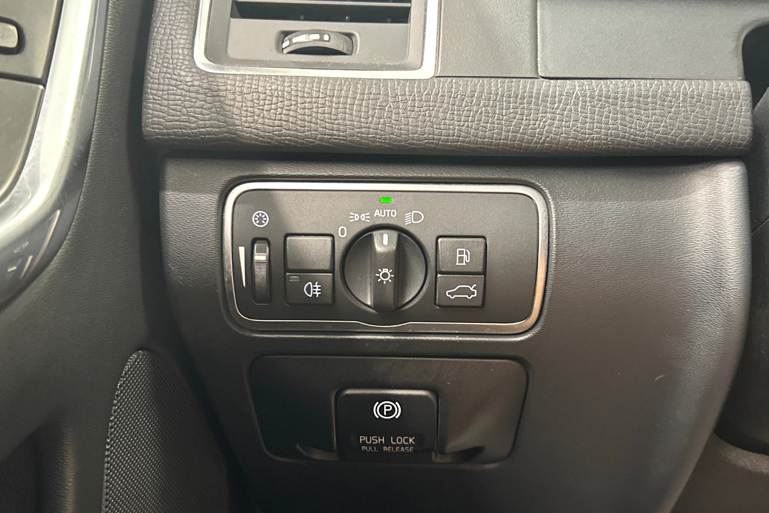valkoinen Volvo XC60 2014 kuva 20.