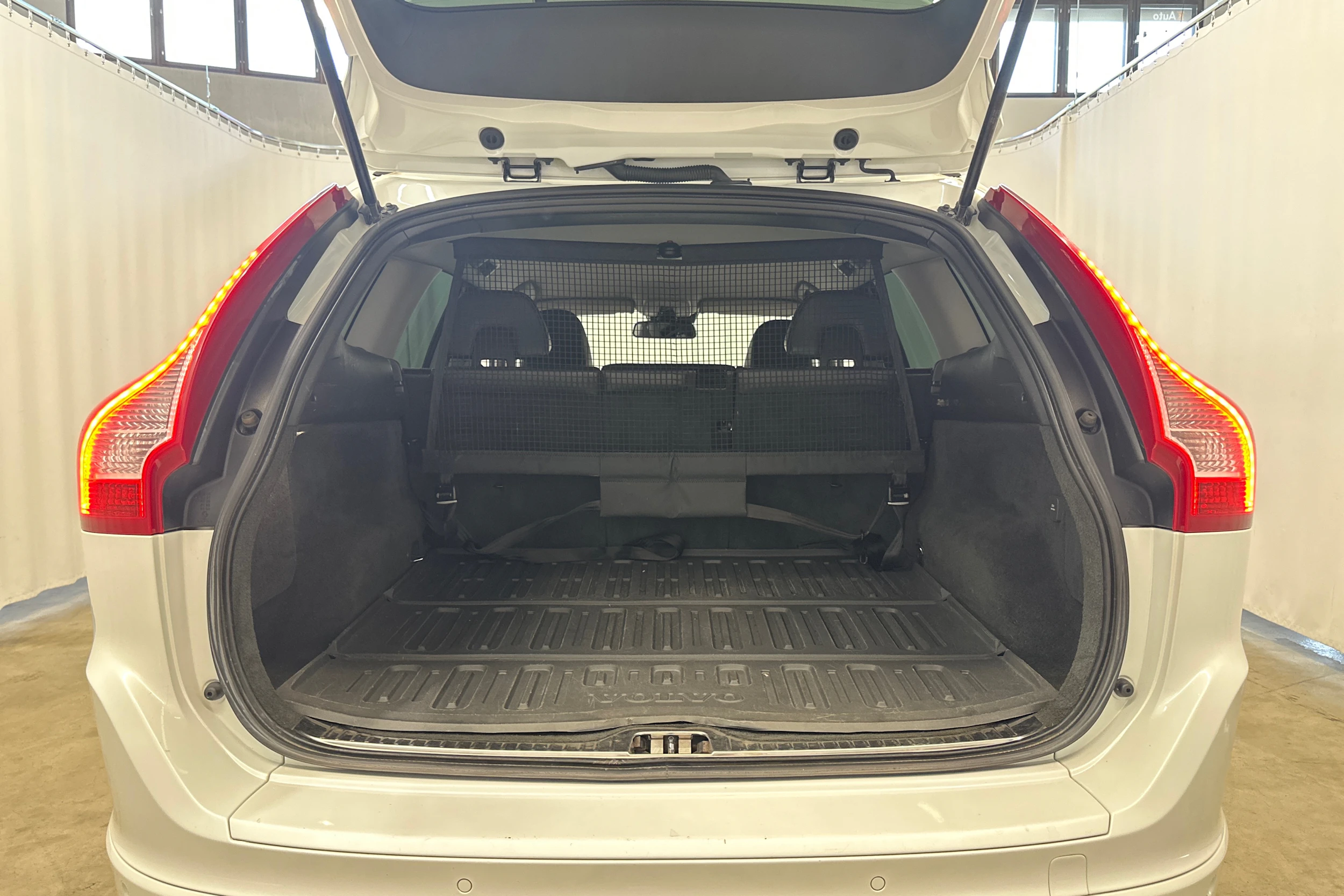 valkoinen Volvo XC60 2014 kuva 23.