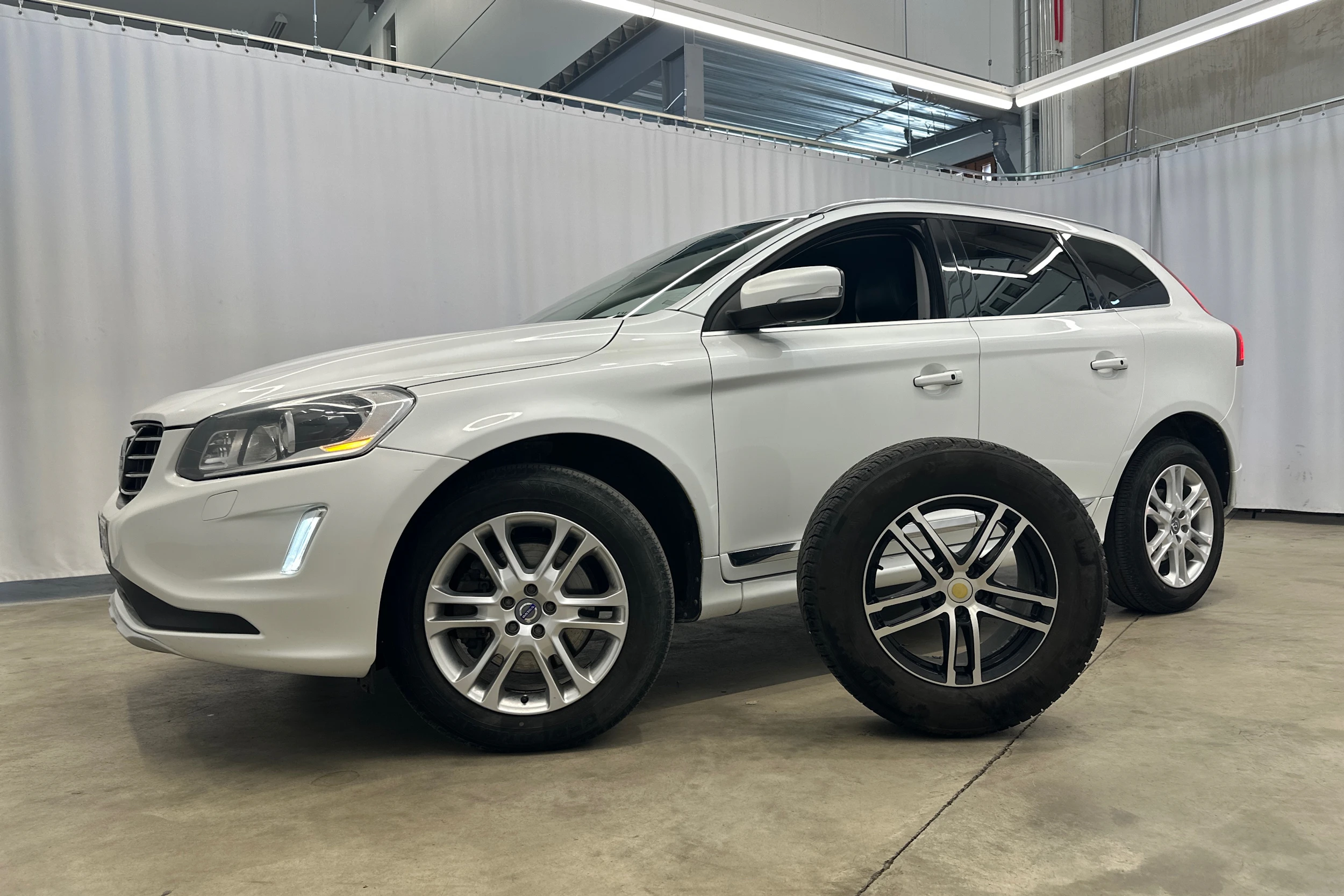 valkoinen Volvo XC60 2014 kuva 25.