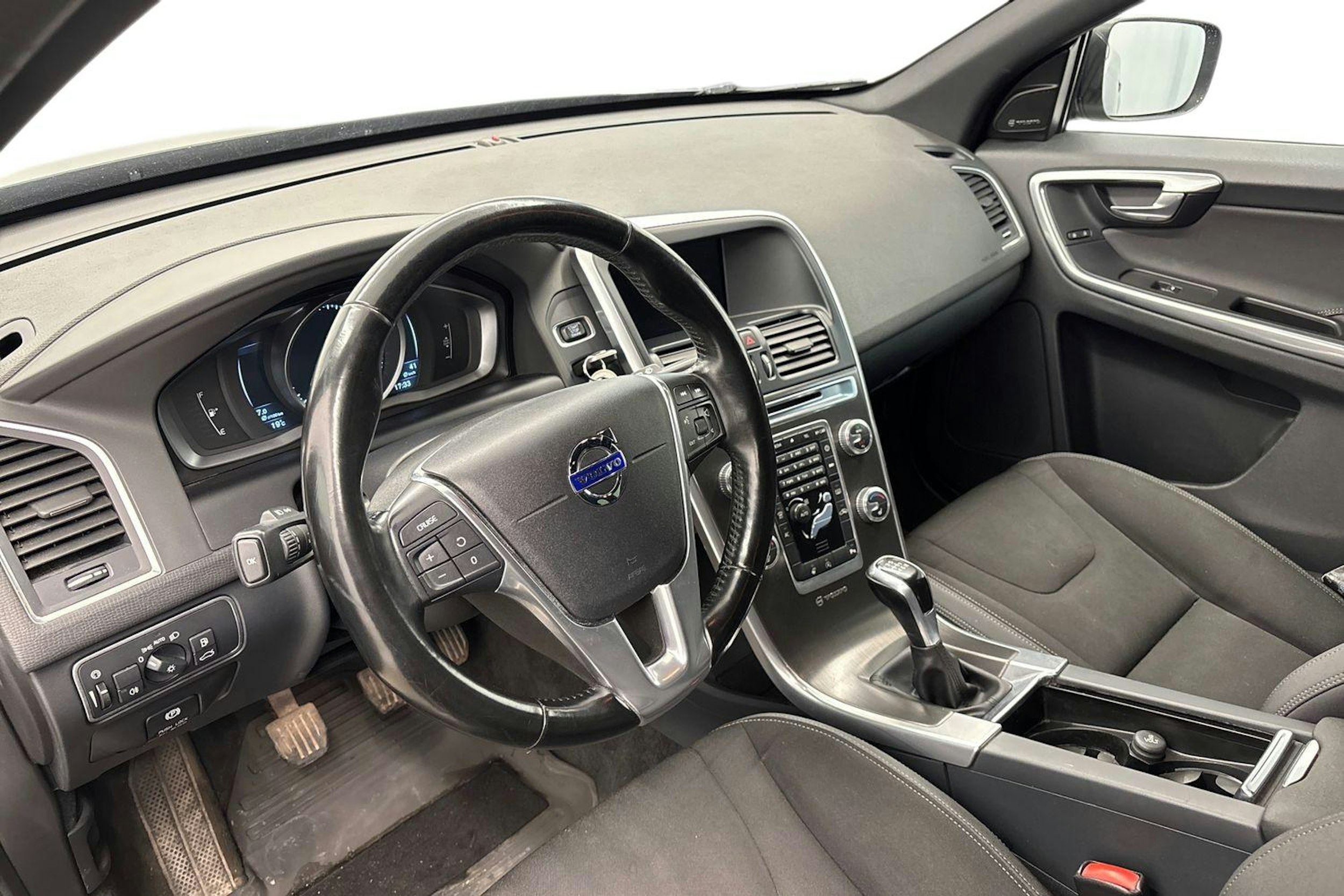 musta Volvo XC60 2015 kuva 7.