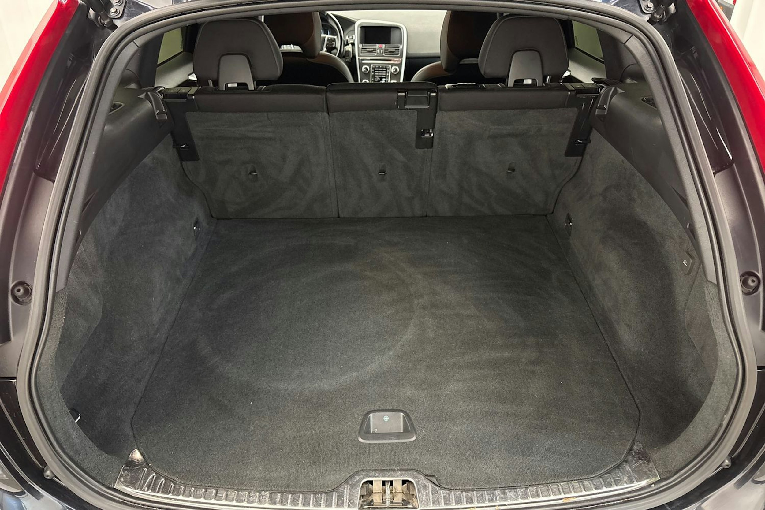 musta Volvo XC60 2015 kuva 14.