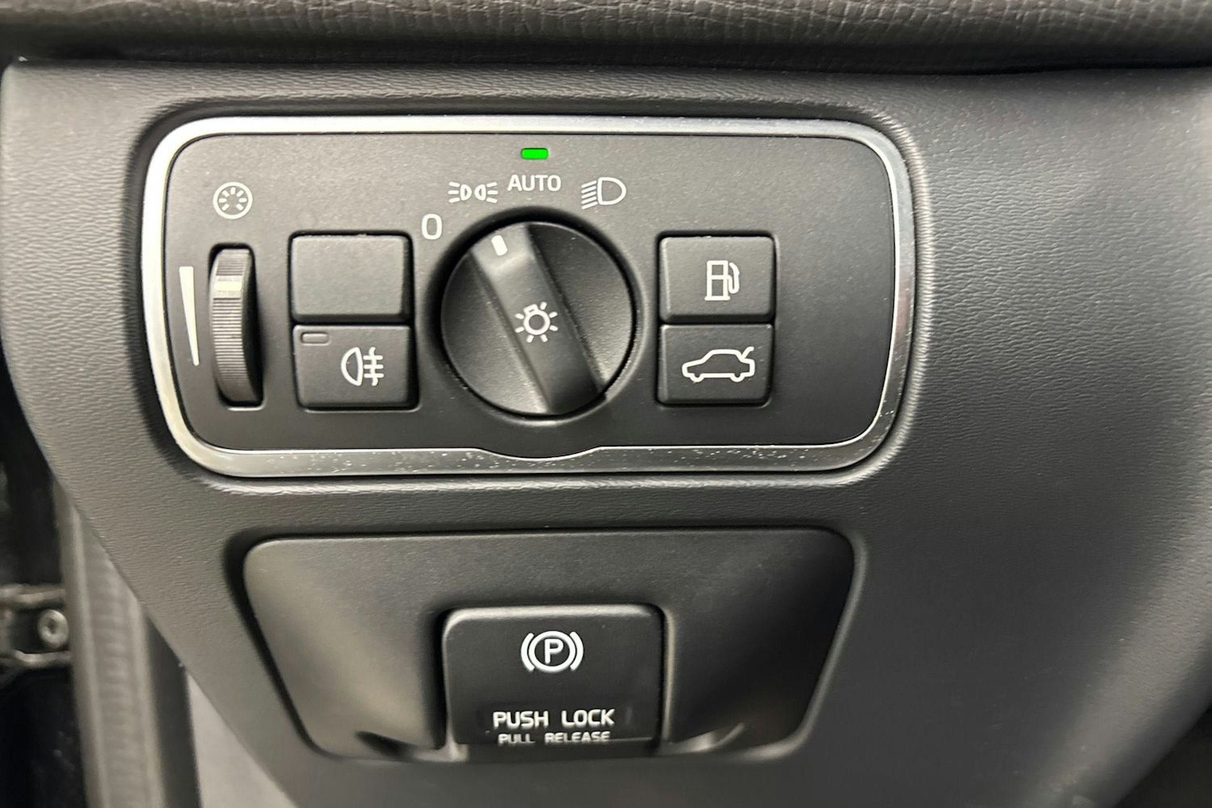 musta Volvo XC60 2015 kuva 17.