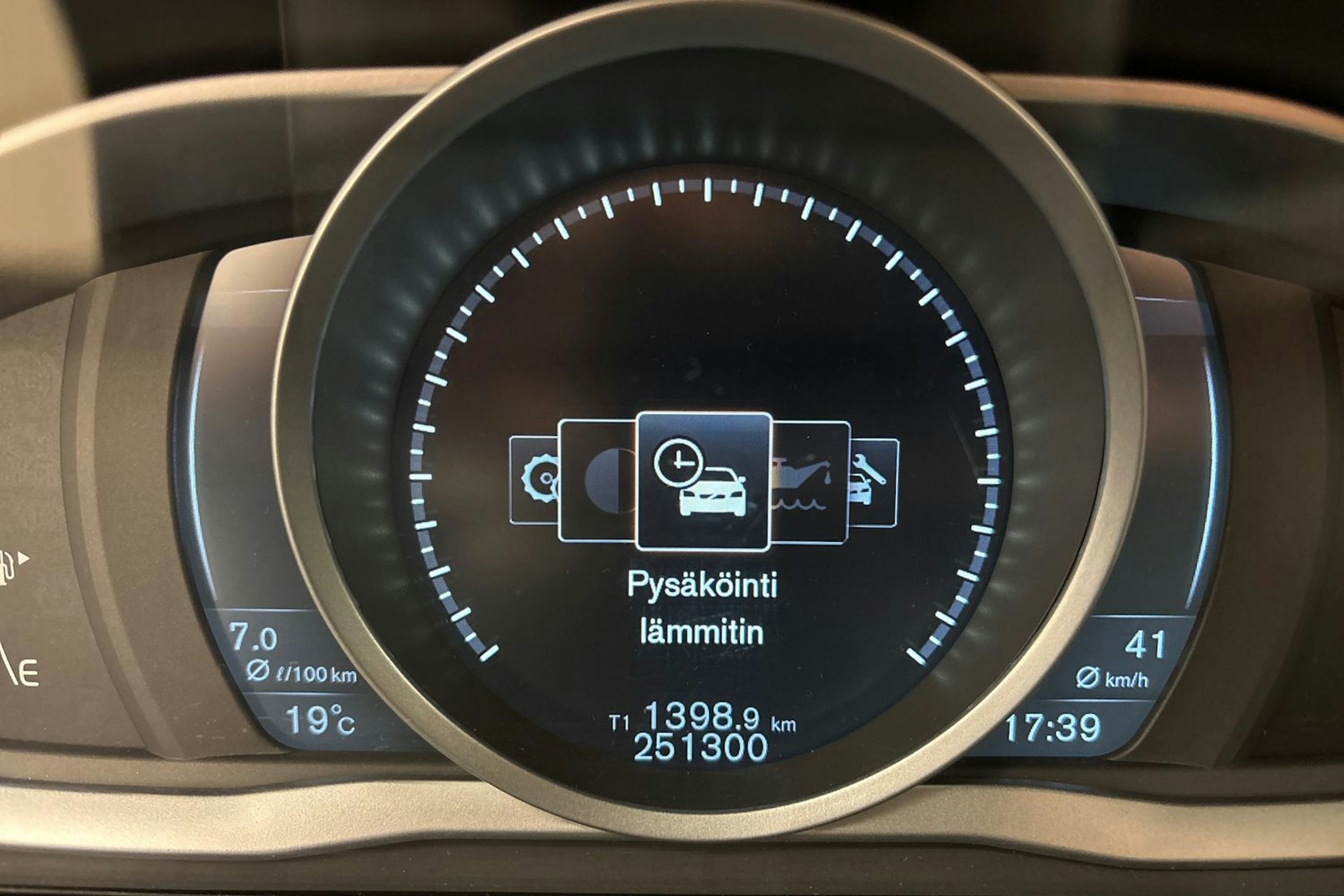 musta Volvo XC60 2015 kuva 21.