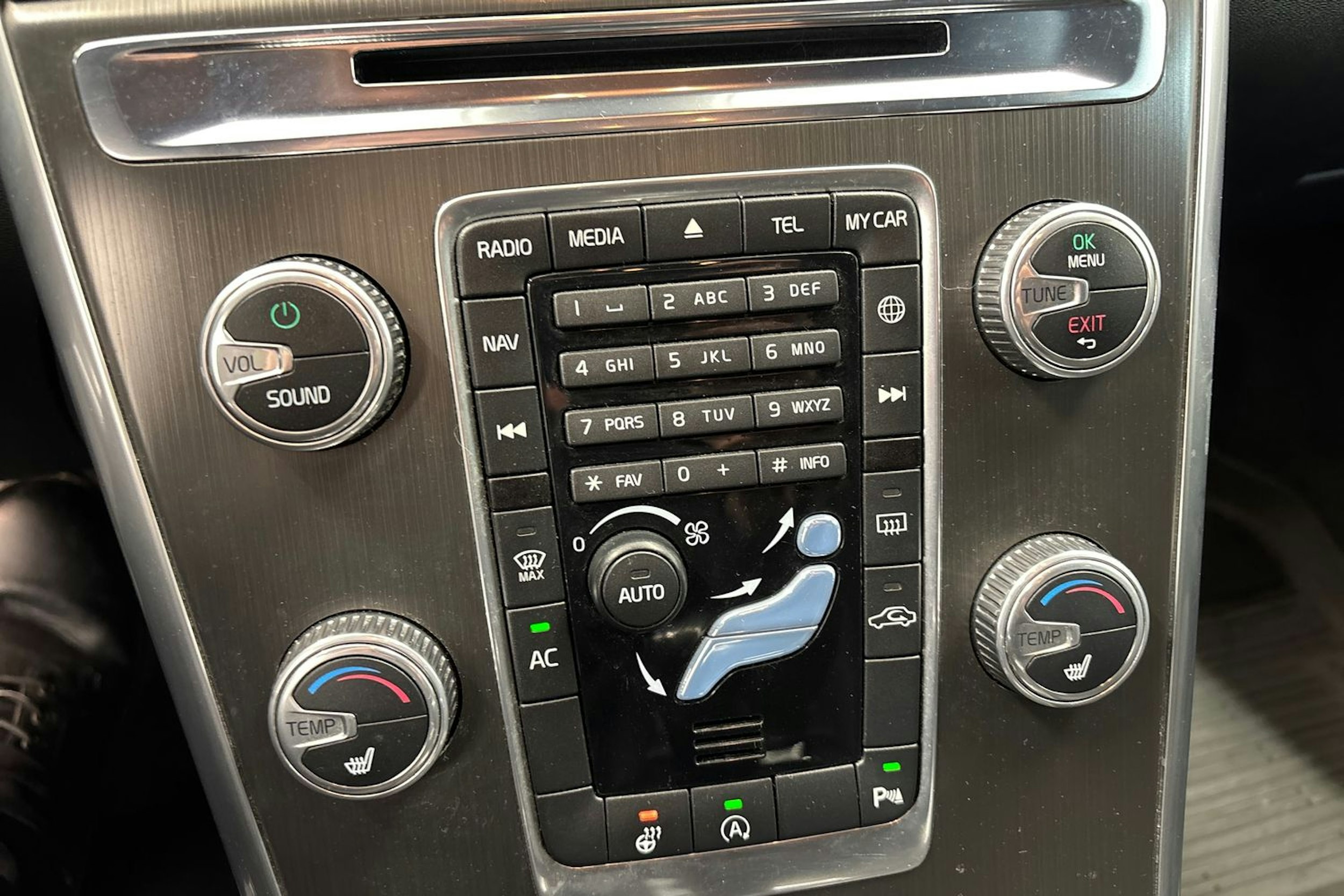 musta Volvo XC60 2015 kuva 22.