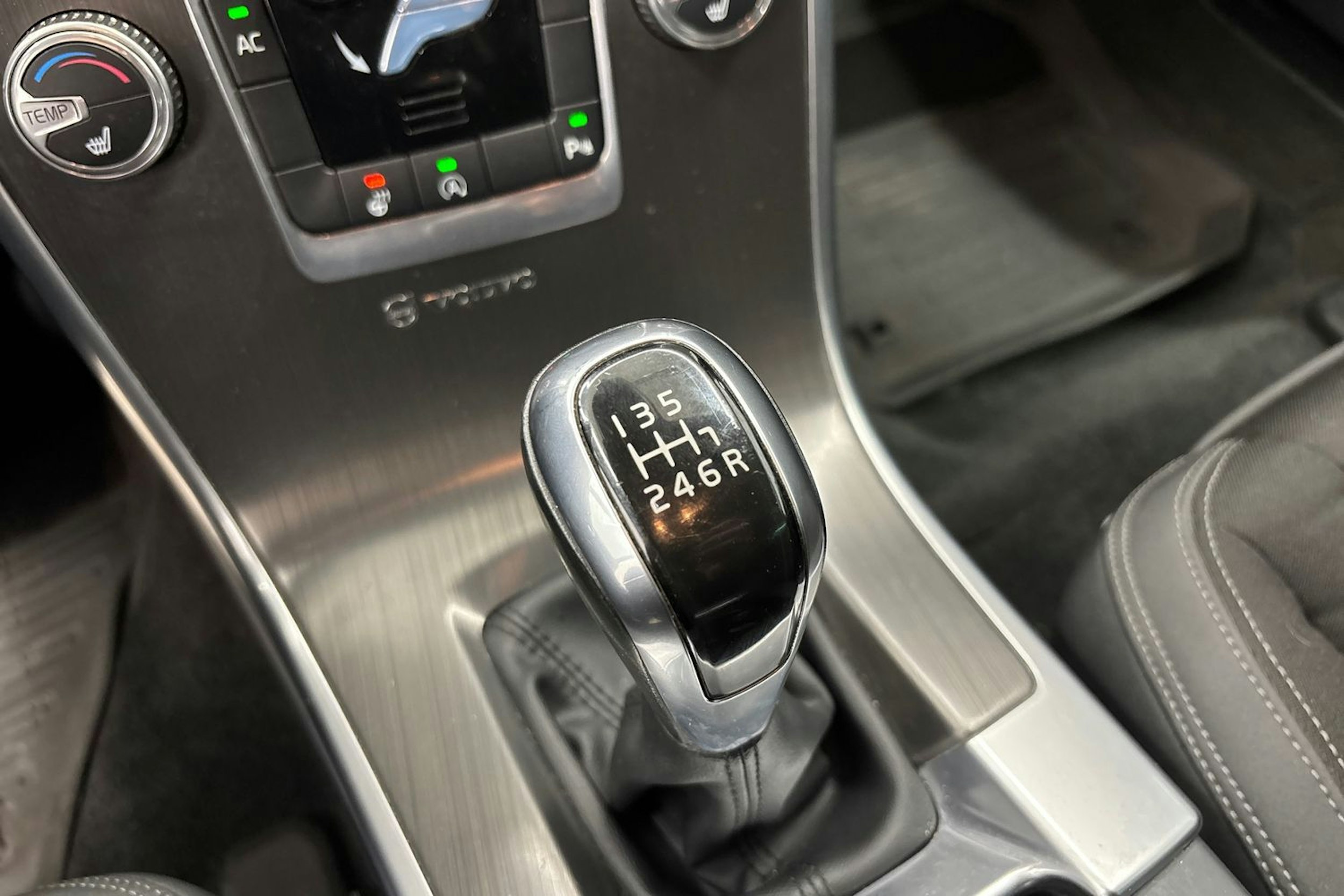 musta Volvo XC60 2015 kuva 23.