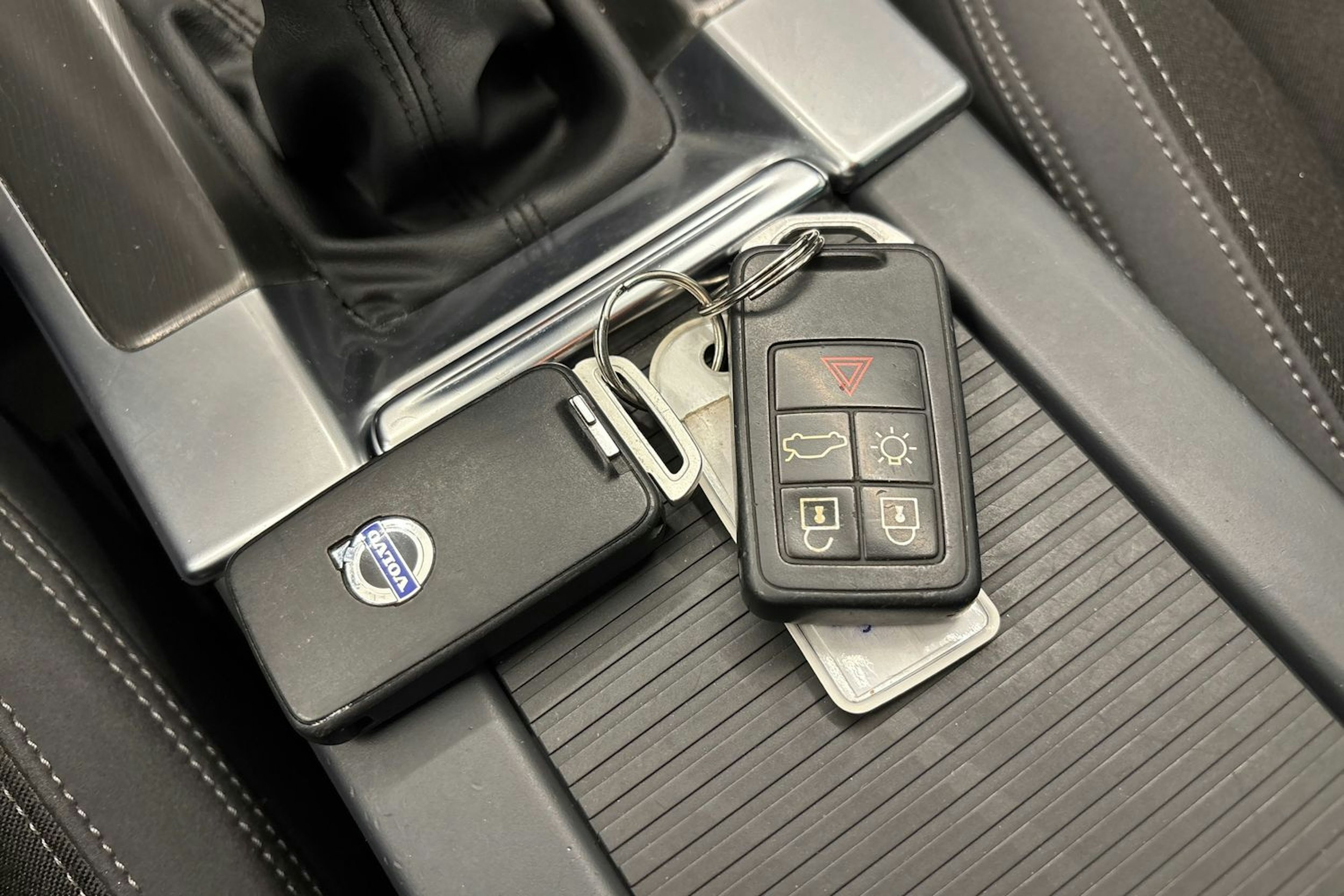 musta Volvo XC60 2015 kuva 25.