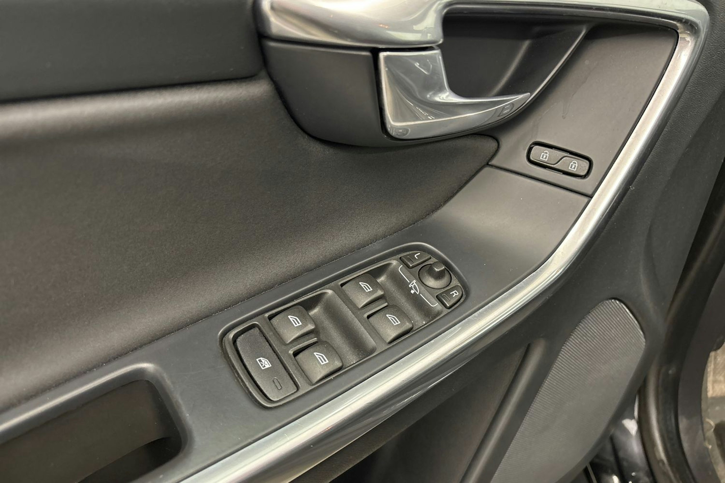 musta Volvo XC60 2015 kuva 27.