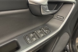 musta Volvo XC60 2015 kuva 27.