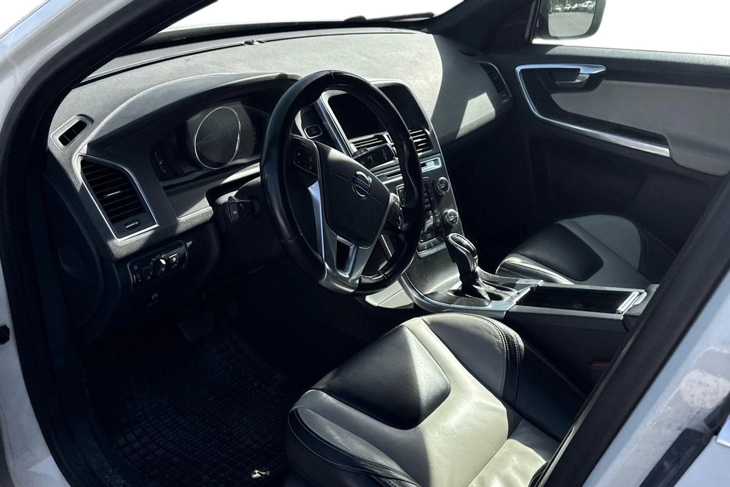 Valkoinen Volvo XC60 2014 kuva 3.