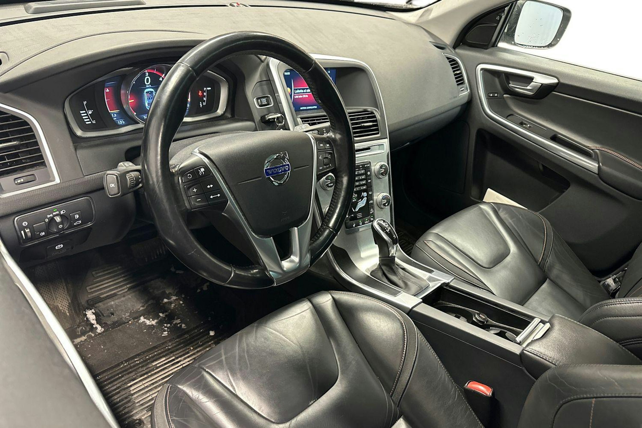 valkoinen Volvo XC60 2014 kuva 3.