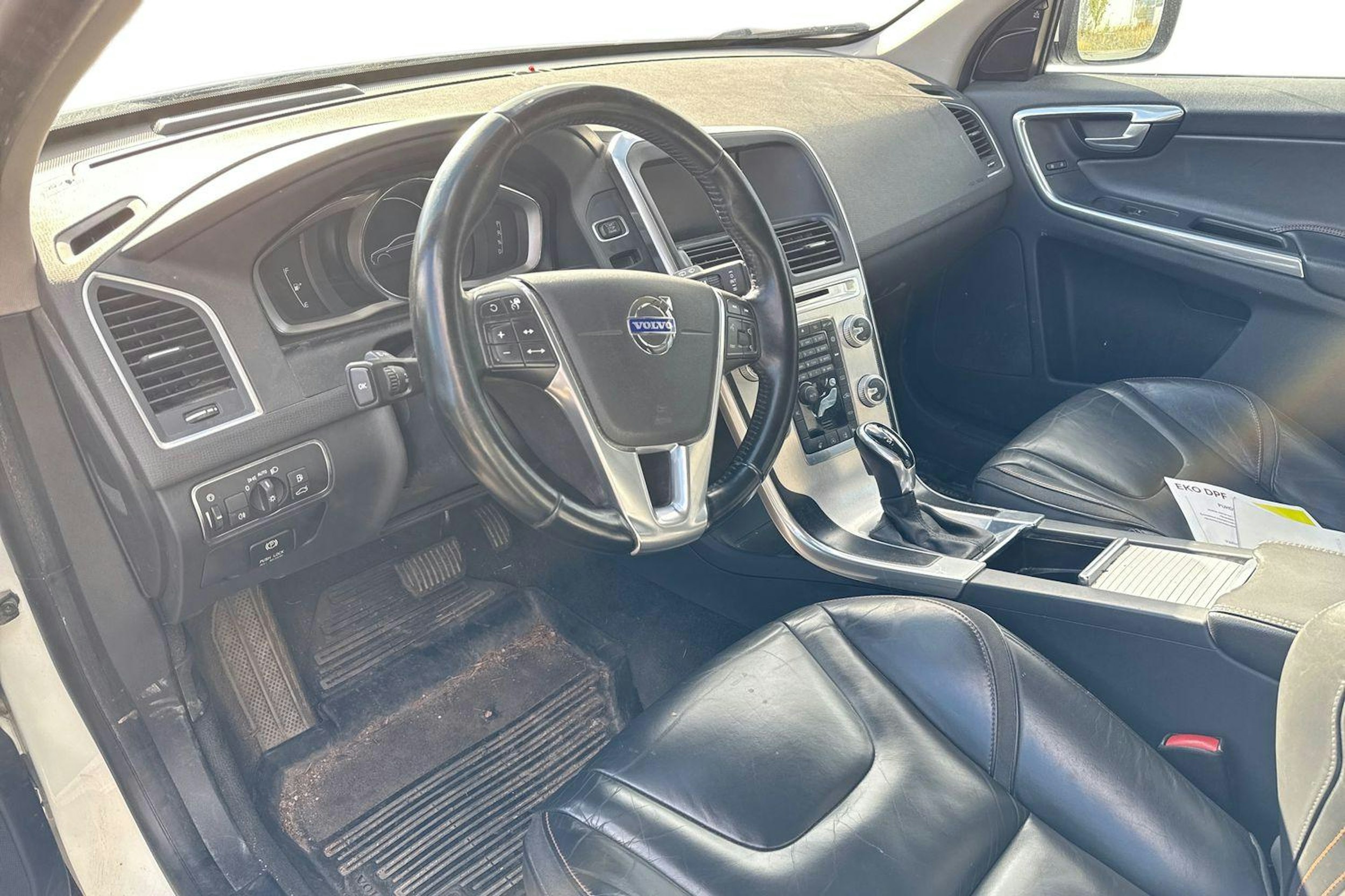 Valkoinen Volvo XC60 2014 kuva 3.