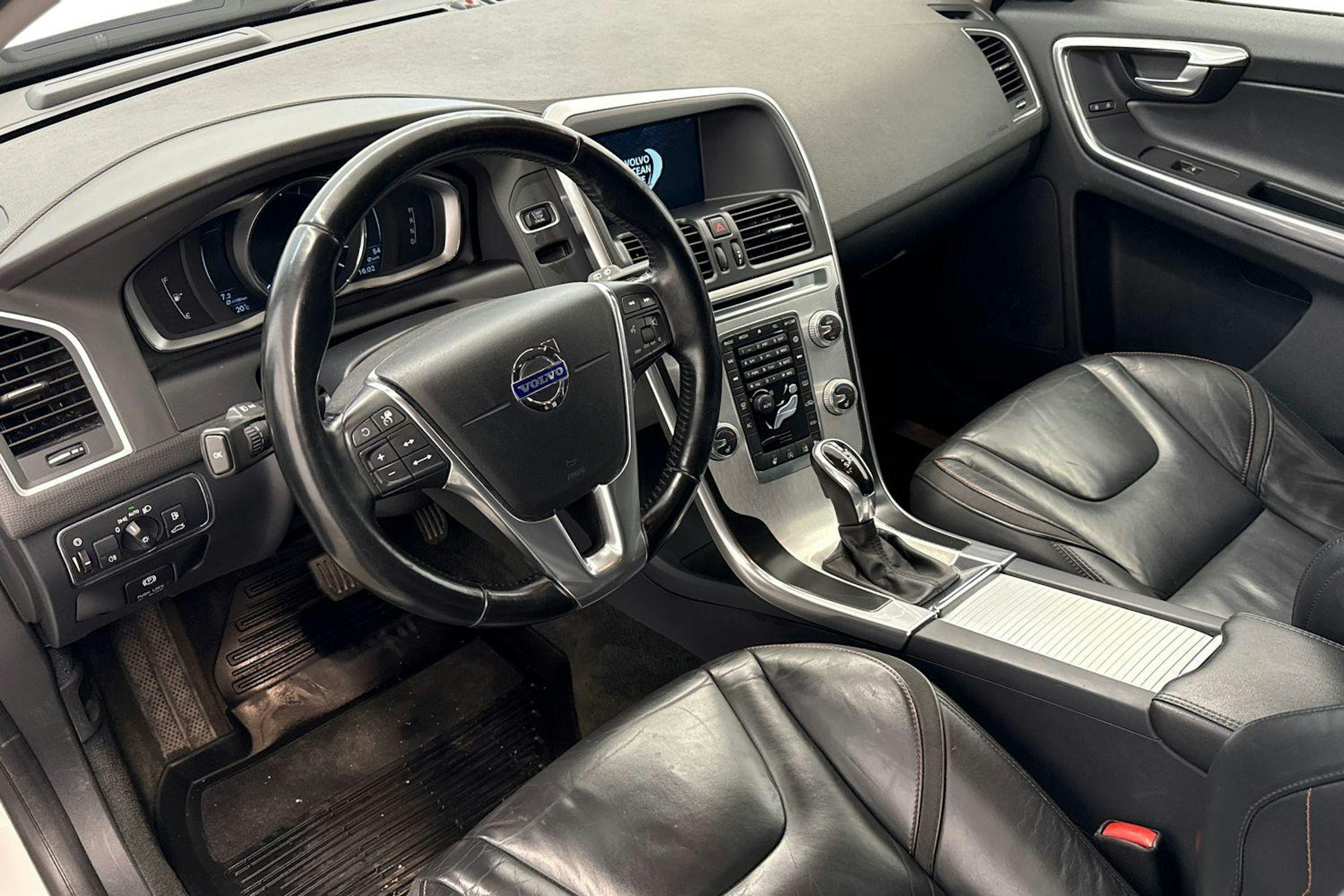 Valkoinen Volvo XC60 2014 kuva 7.