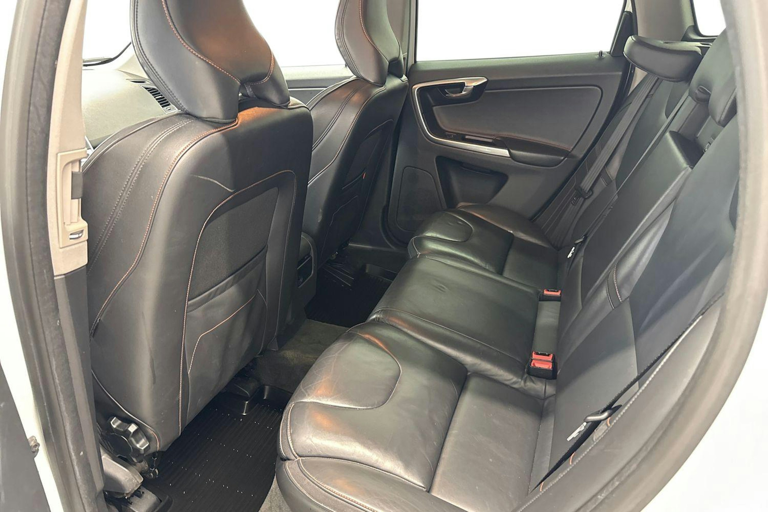 Valkoinen Volvo XC60 2014 kuva 10.
