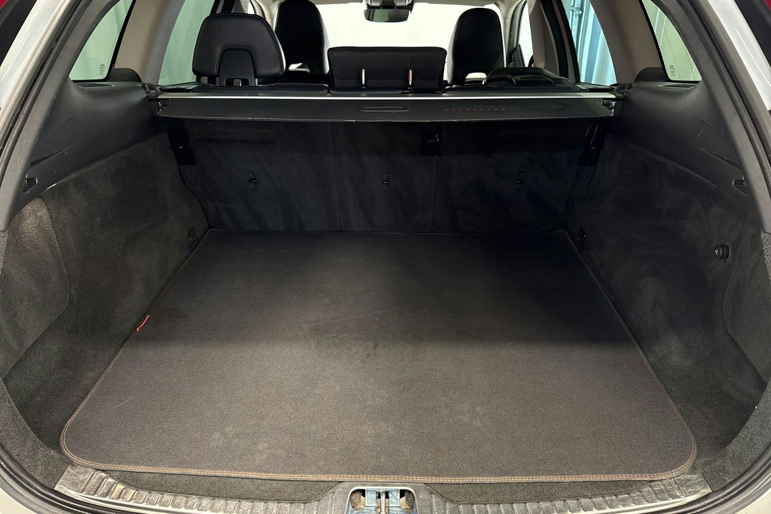 Valkoinen Volvo XC60 2014 kuva 14.