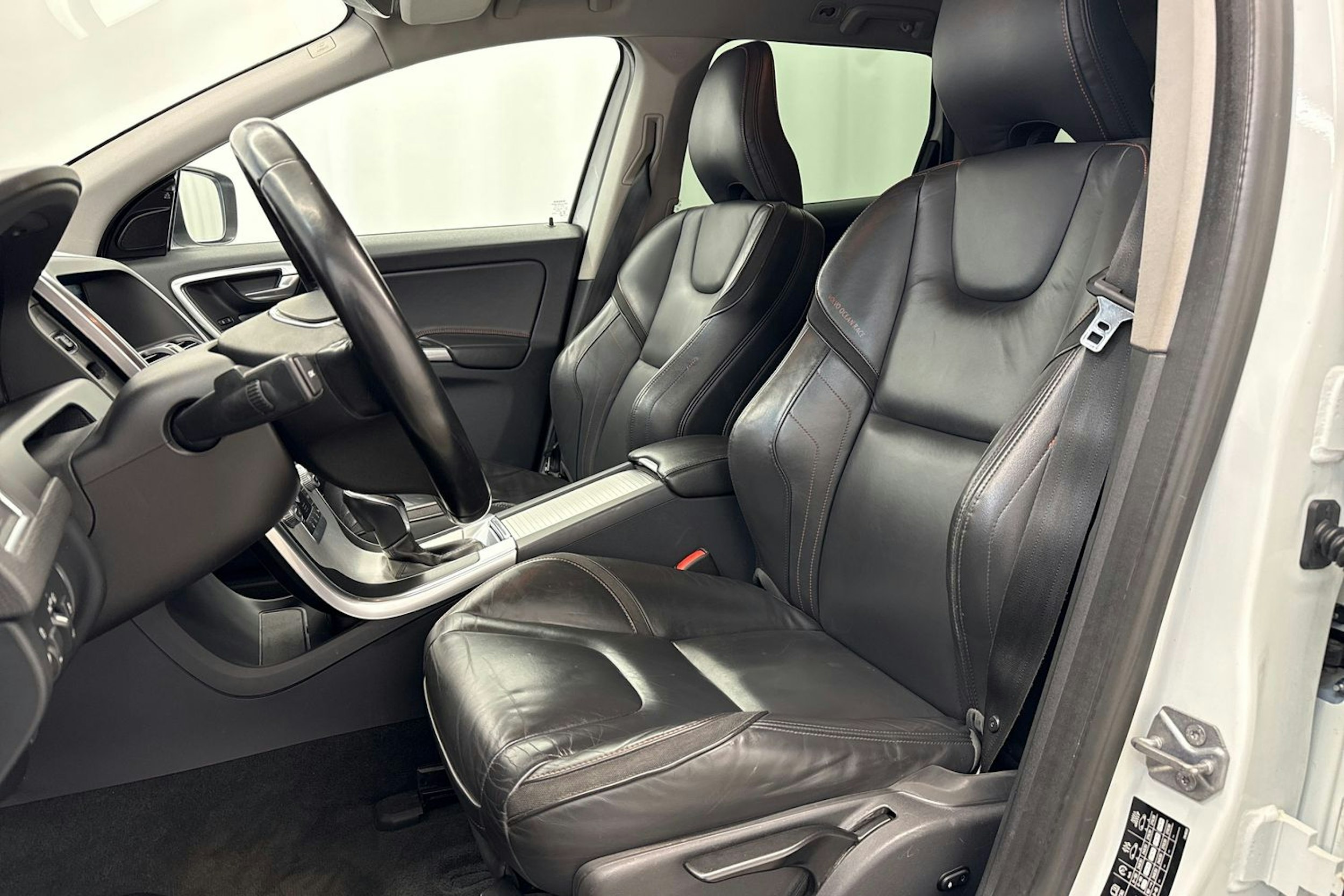 Valkoinen Volvo XC60 2014 kuva 16.