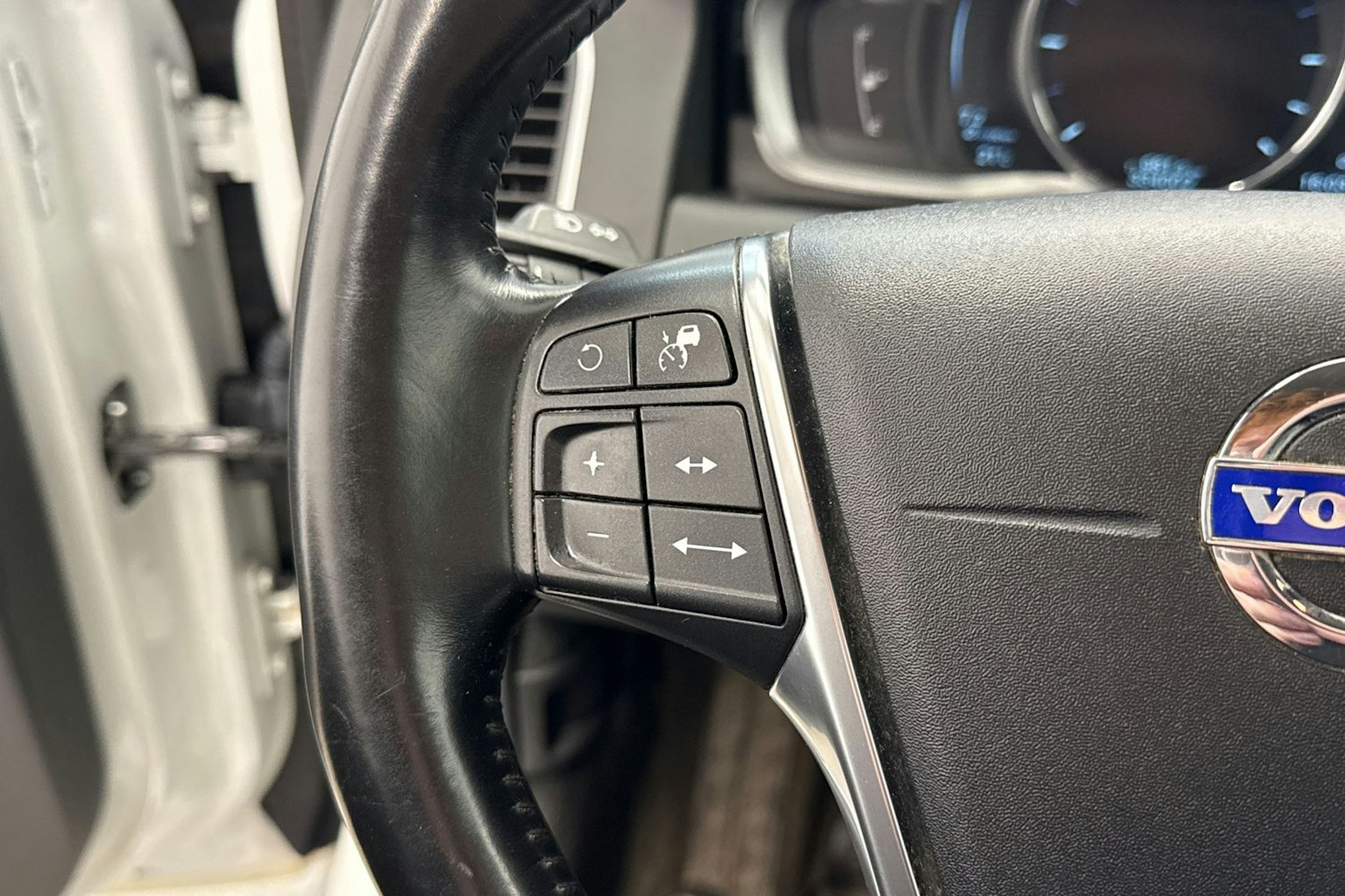 Valkoinen Volvo XC60 2014 kuva 17.