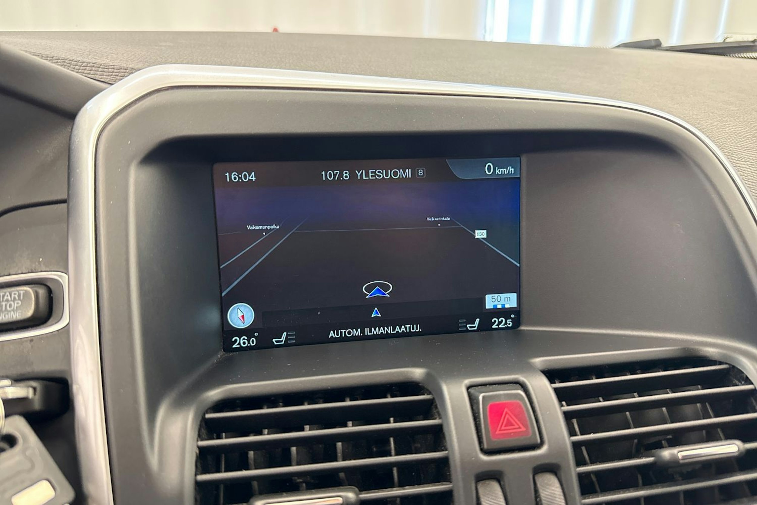 Valkoinen Volvo XC60 2014 kuva 20.