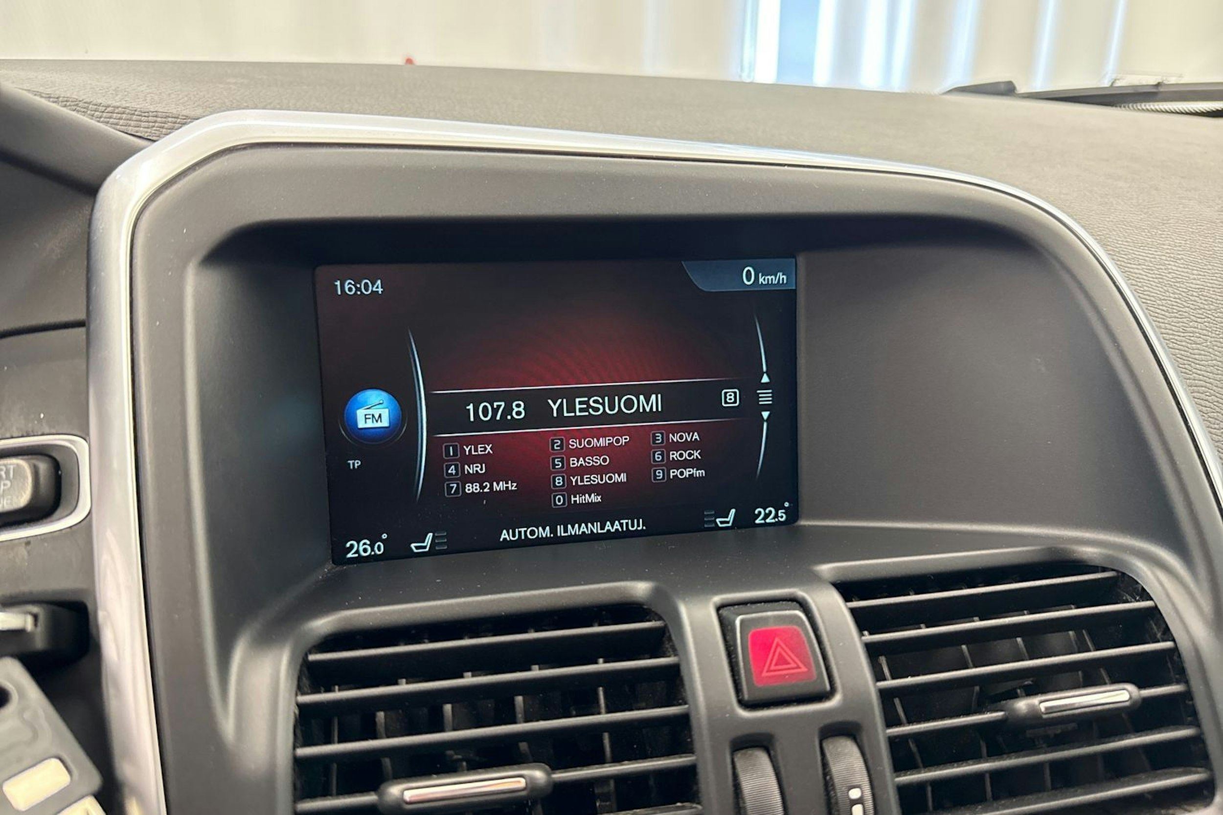 Valkoinen Volvo XC60 2014 kuva 21.
