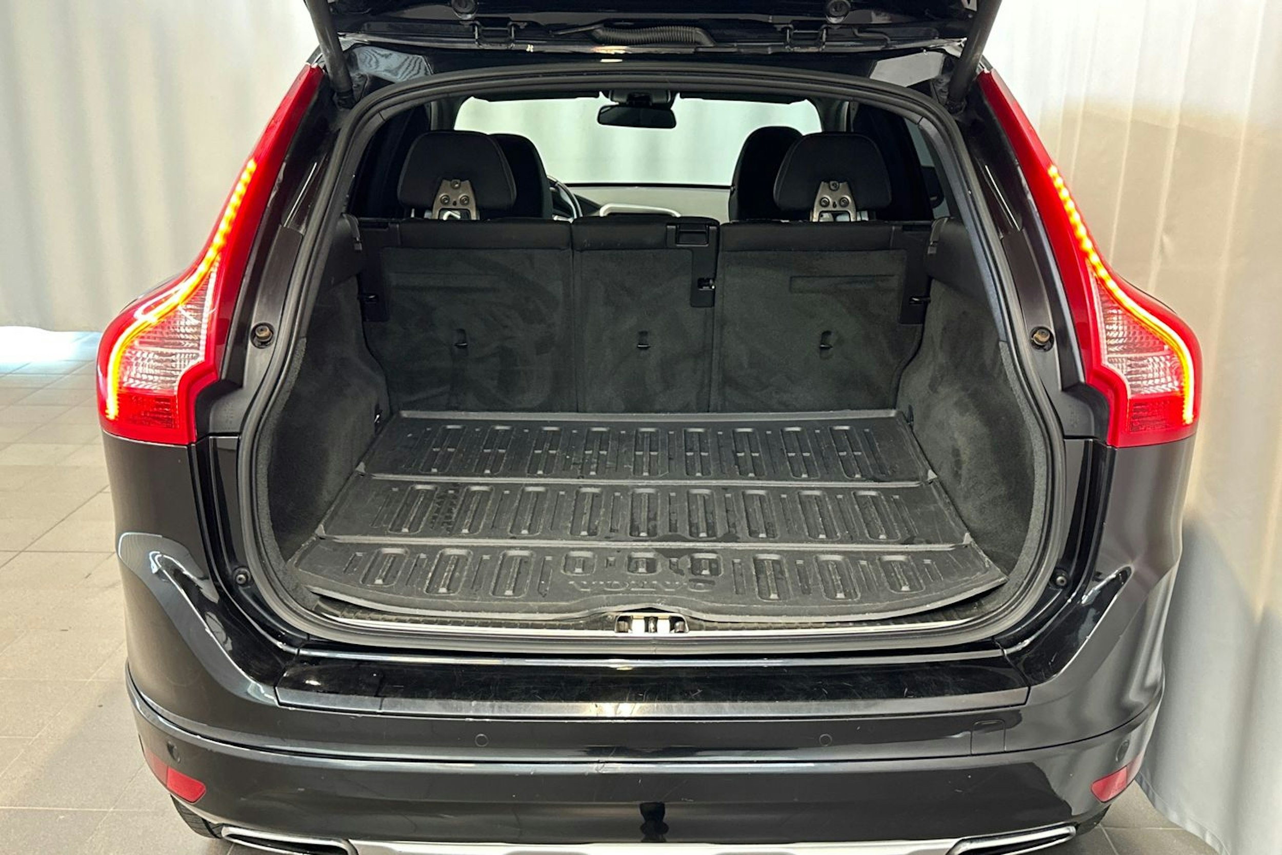 musta Volvo XC60 2014 kuva 16.