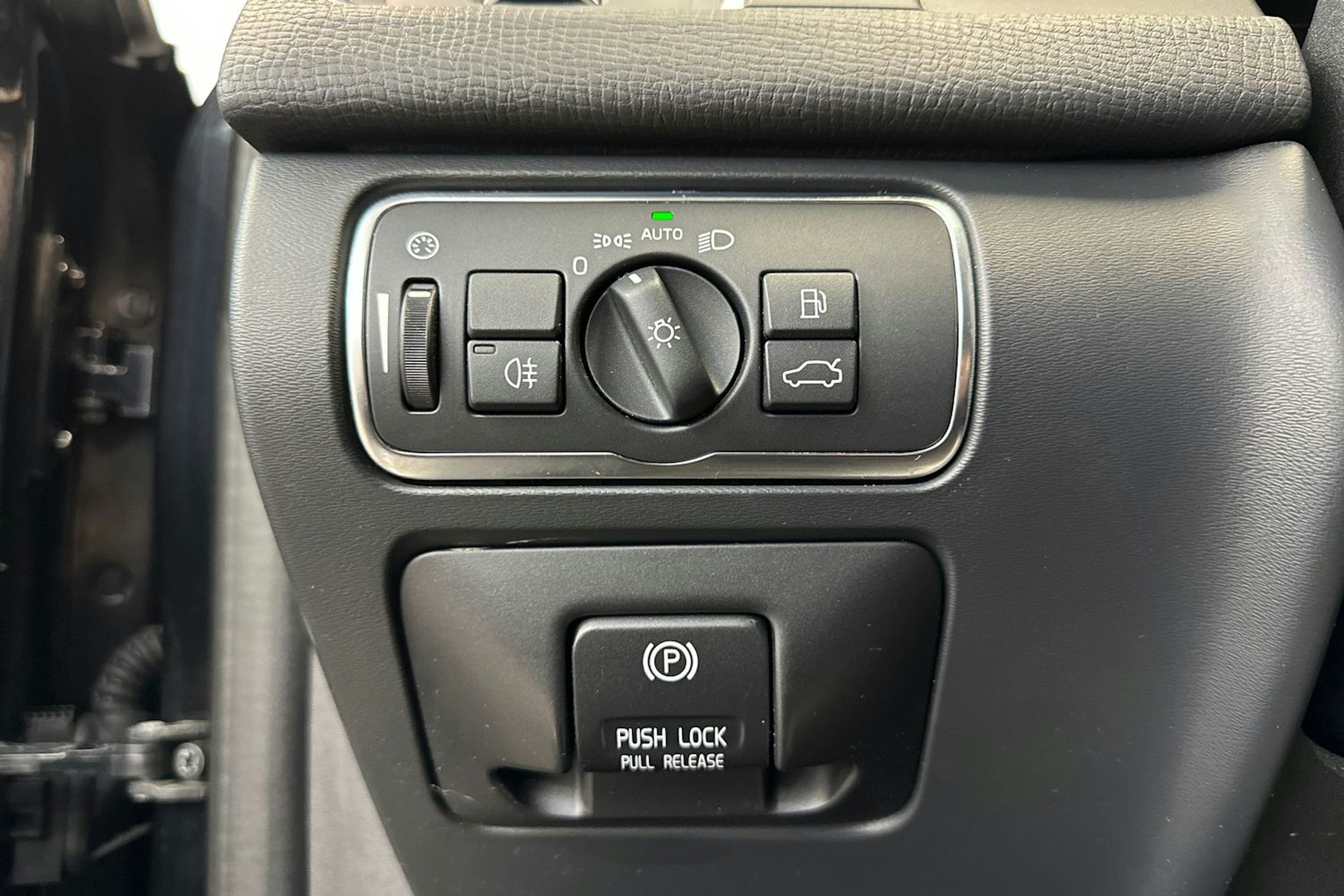 musta Volvo XC60 2014 kuva 19.