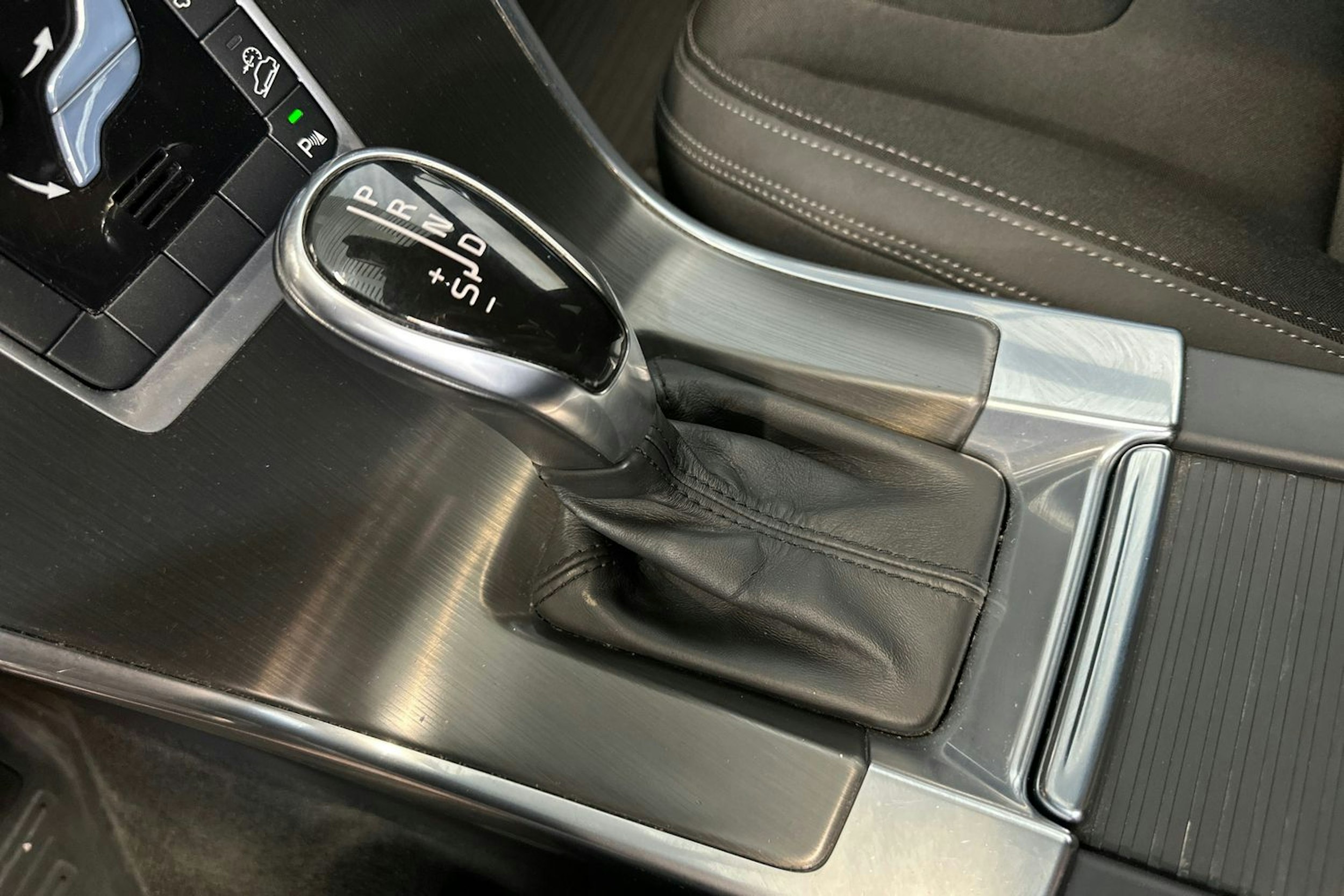 musta Volvo XC60 2014 kuva 23.