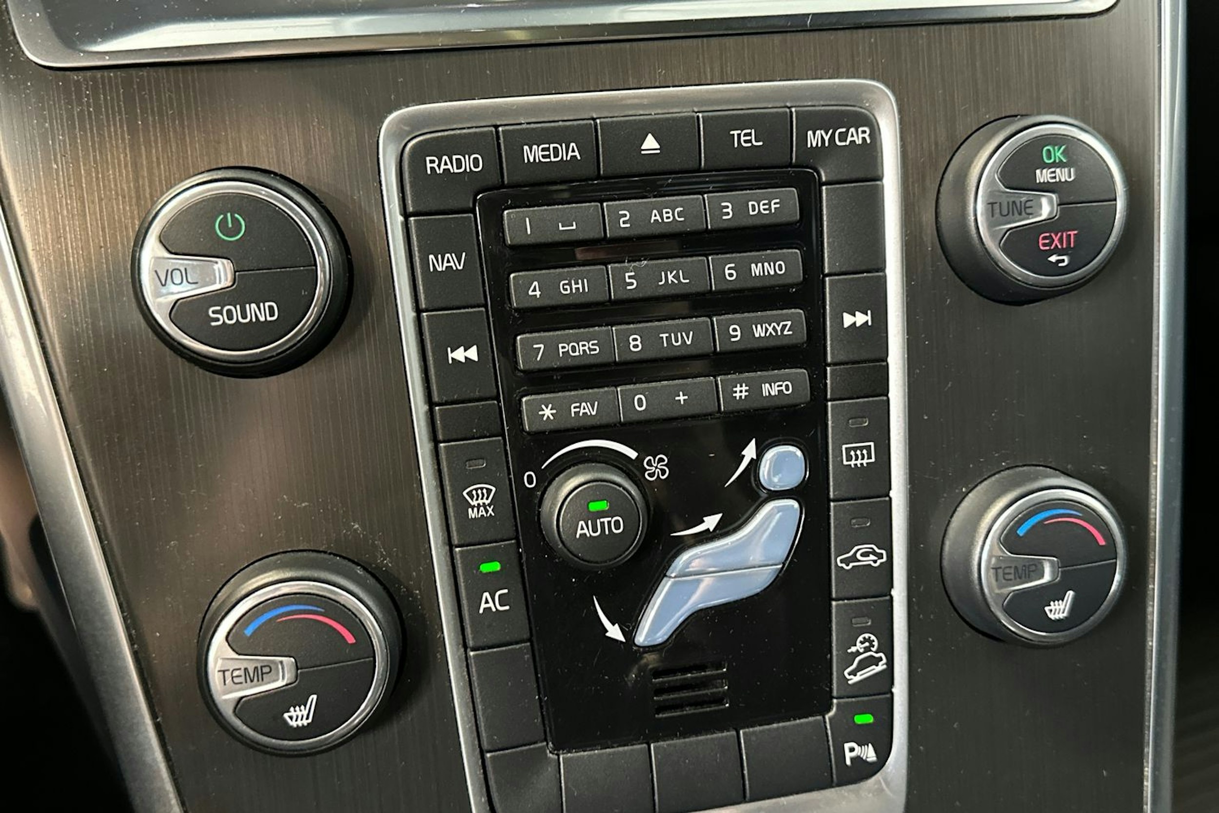 musta Volvo XC60 2014 kuva 24.