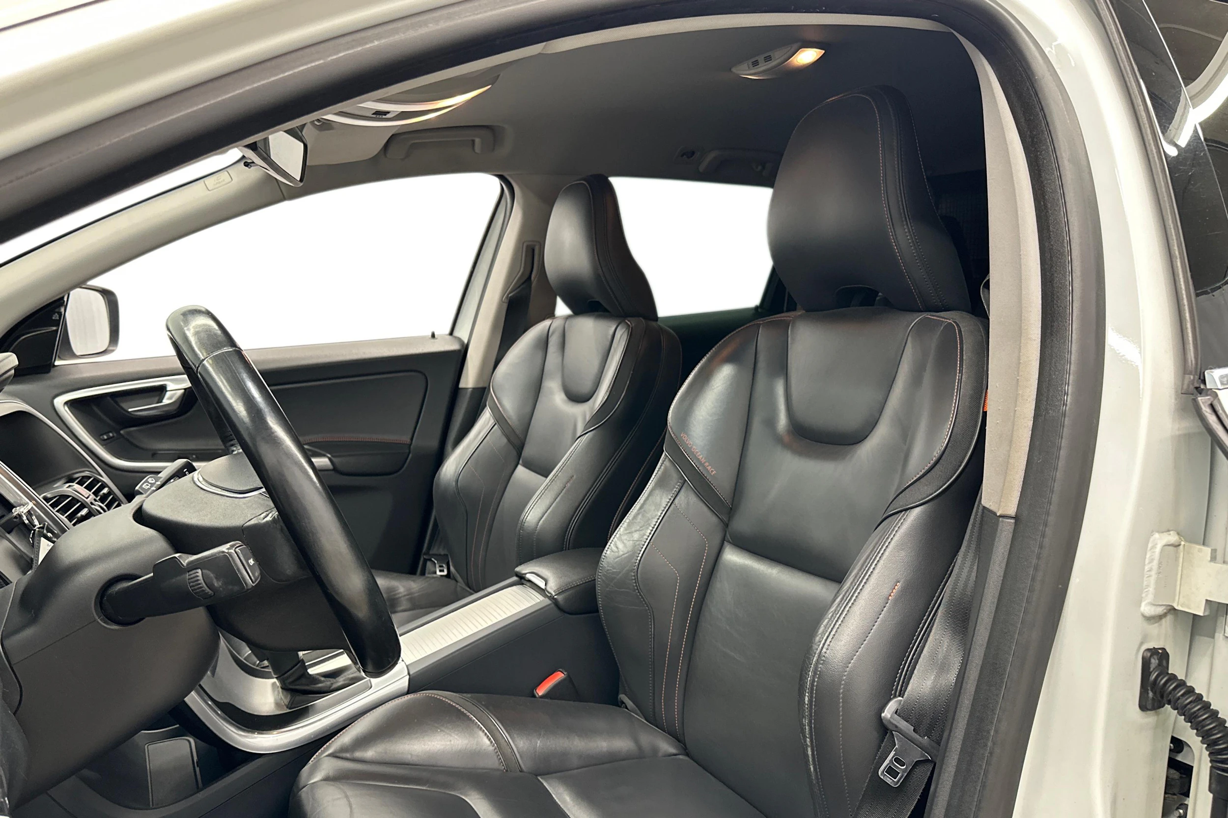valkoinen Volvo XC60 2014 kuva 6.