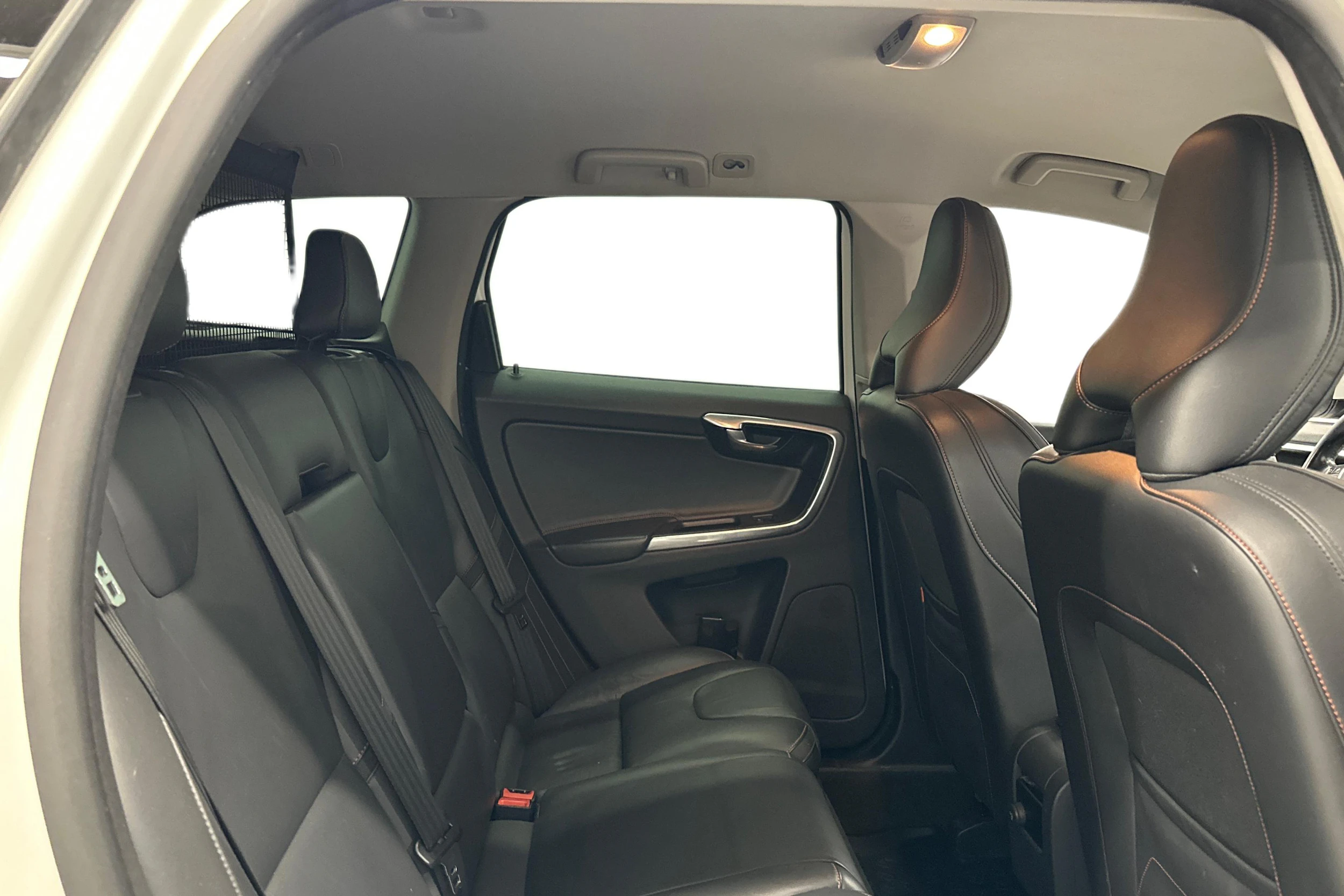 valkoinen Volvo XC60 2014 kuva 9.