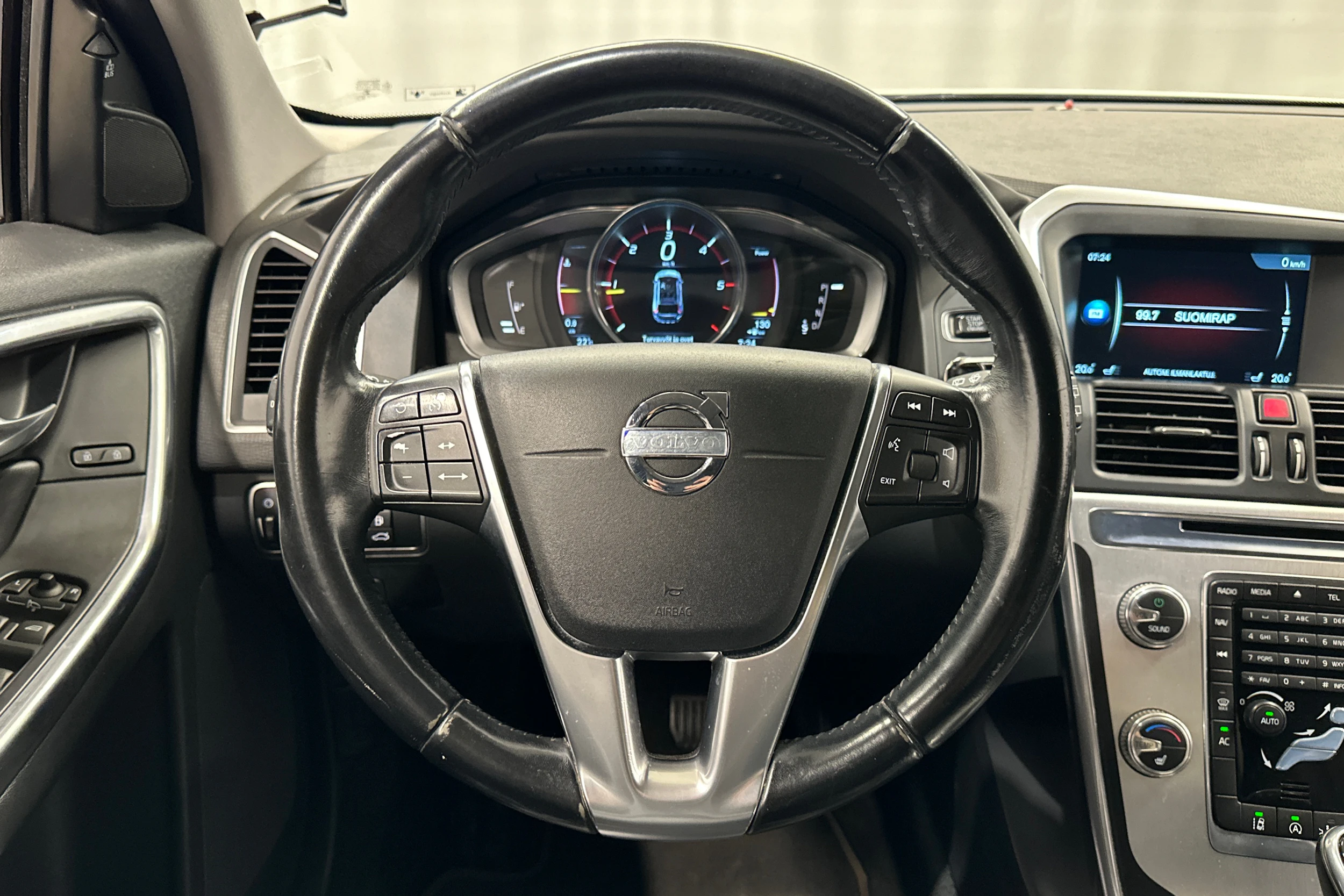 valkoinen Volvo XC60 2014 kuva 12.