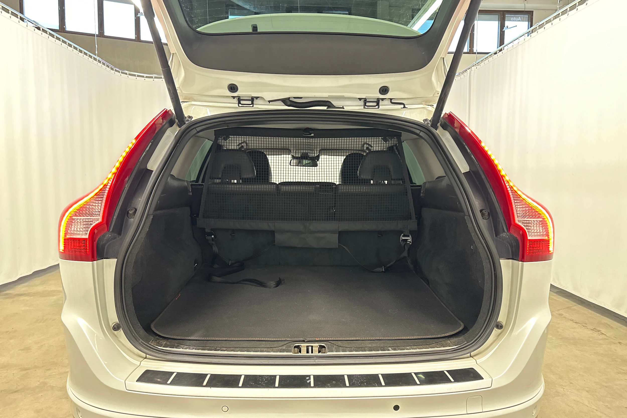 valkoinen Volvo XC60 2014 kuva 22.