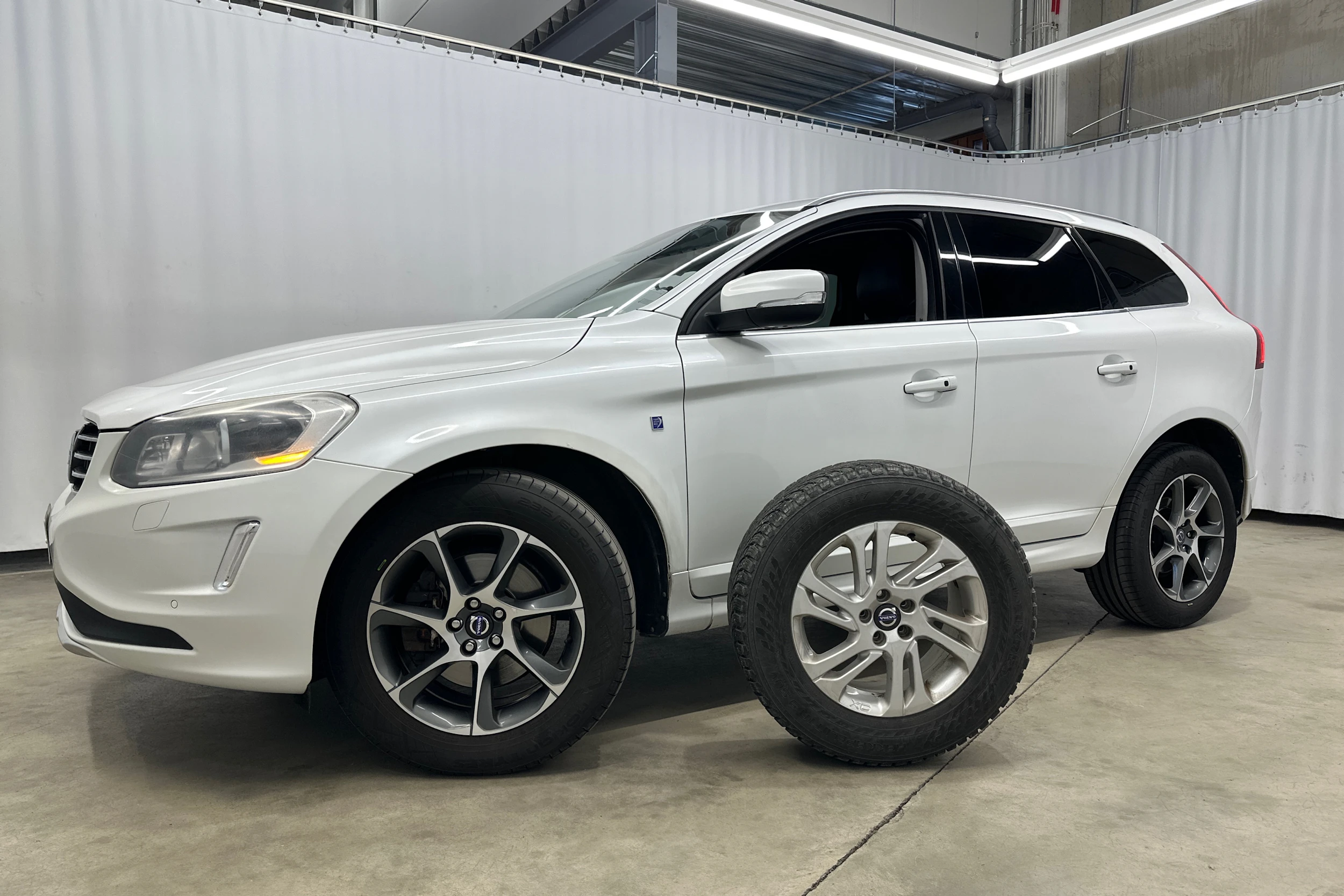 valkoinen Volvo XC60 2014 kuva 24.