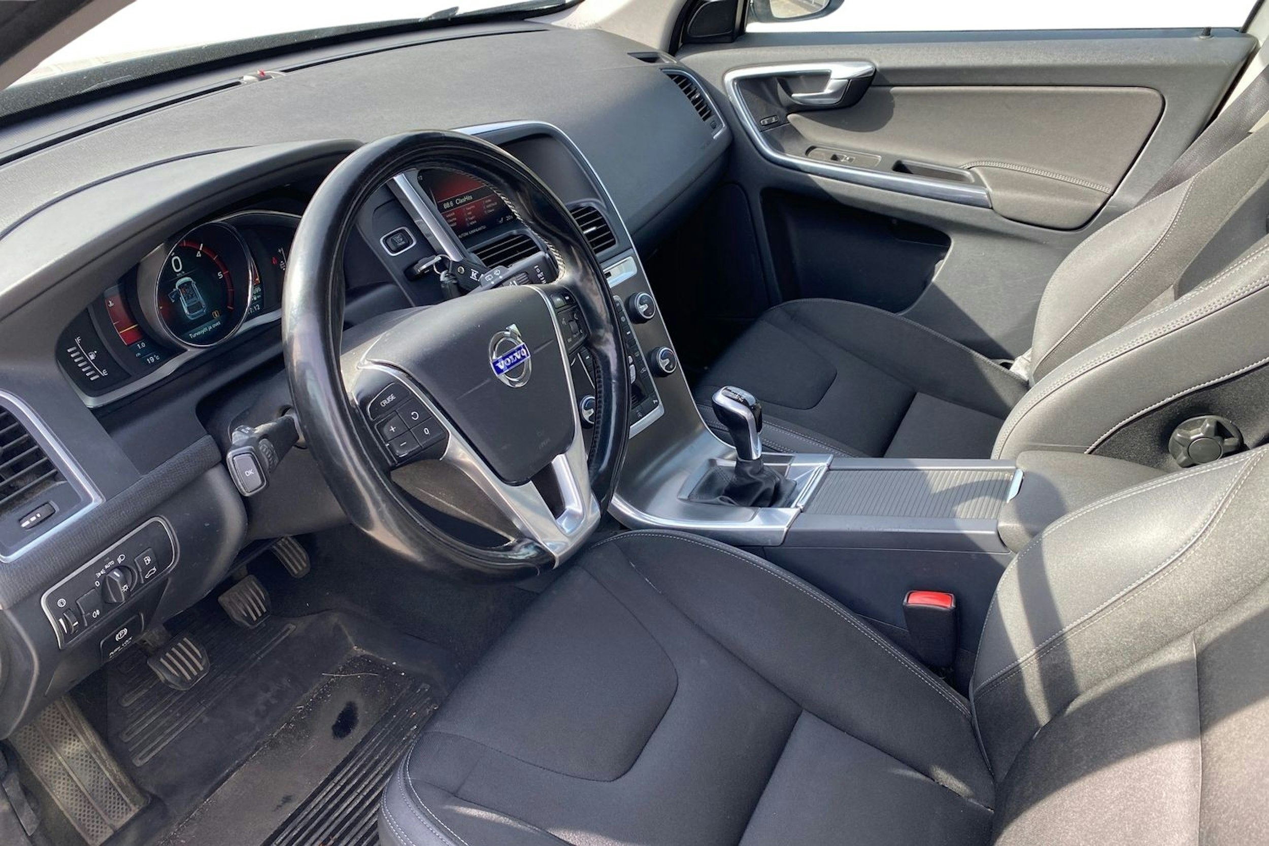 valkoinen Volvo XC60 2014 kuva 3.