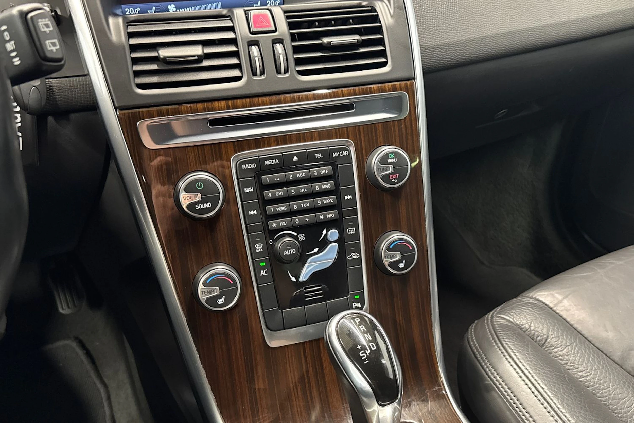 musta Volvo XC60 2014 kuva 18.