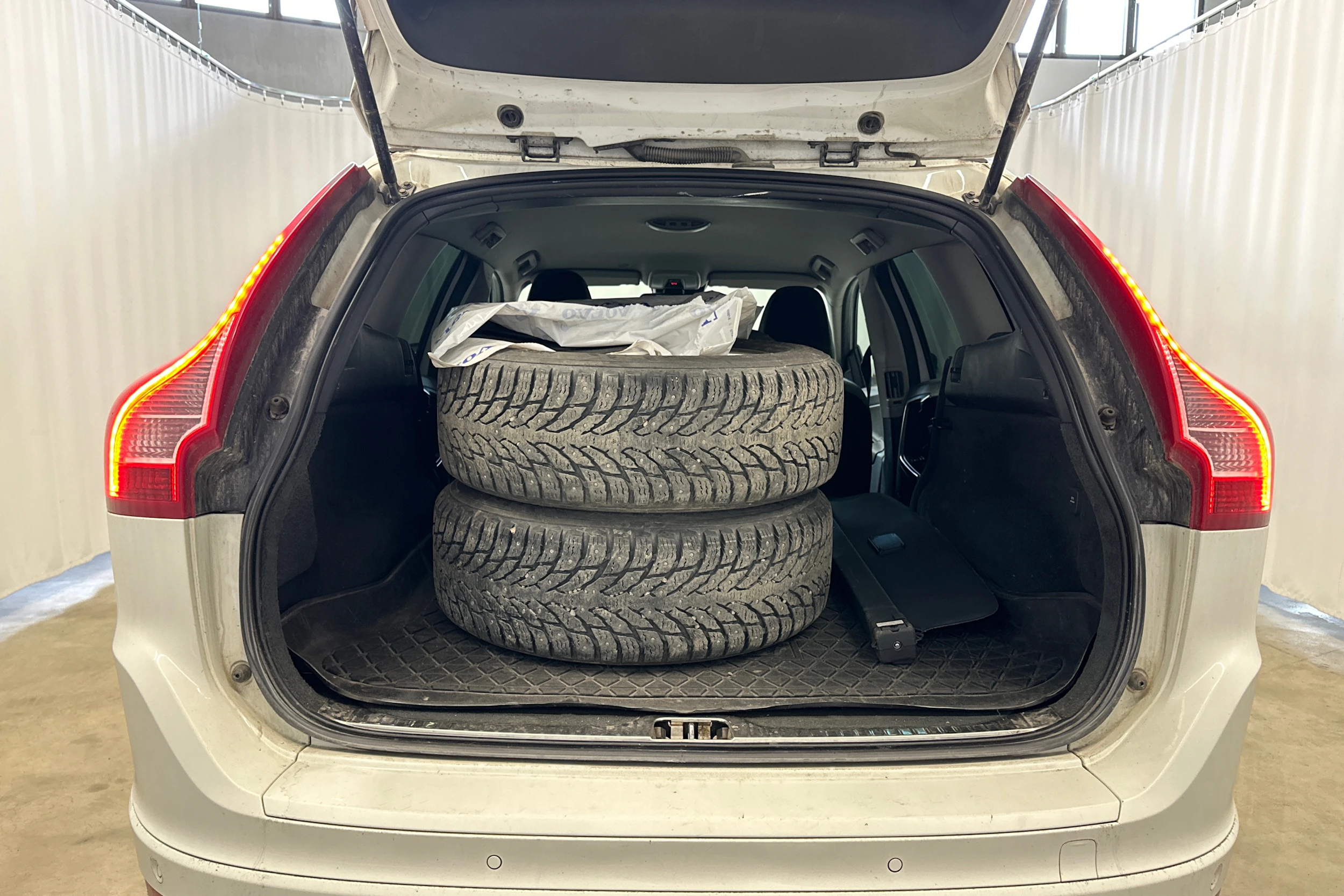 valkoinen Volvo XC60 2014 kuva 4.