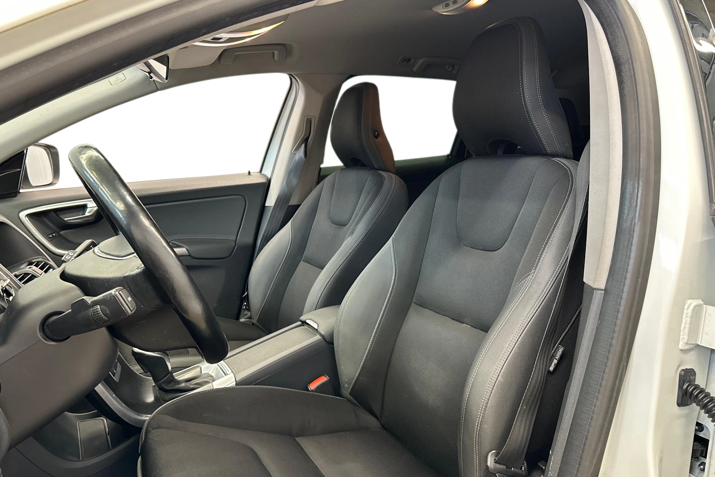 valkoinen Volvo XC60 2014 kuva 6.