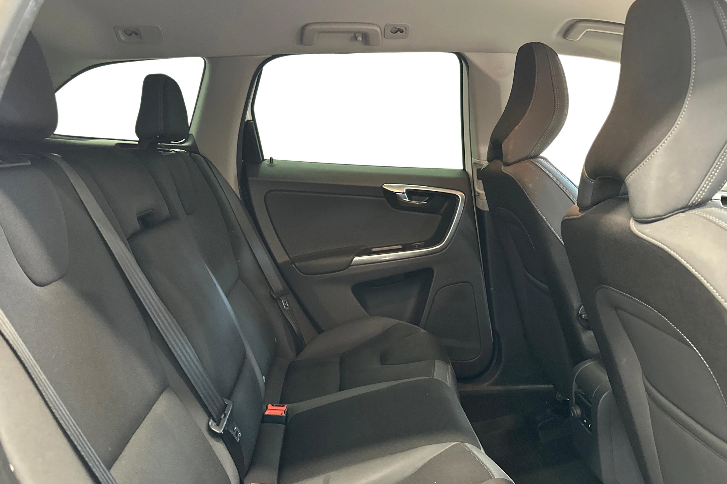 valkoinen Volvo XC60 2014 kuva 9.