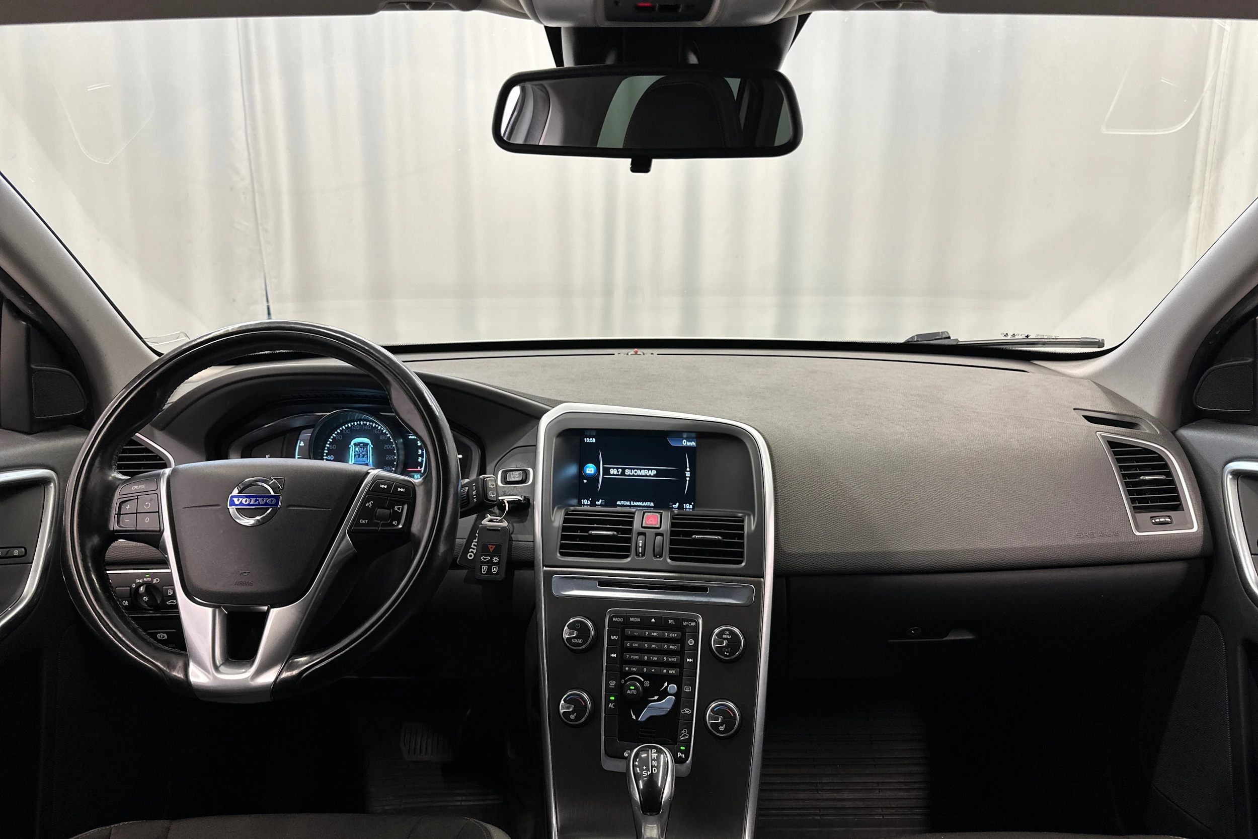 valkoinen Volvo XC60 2014 kuva 11.