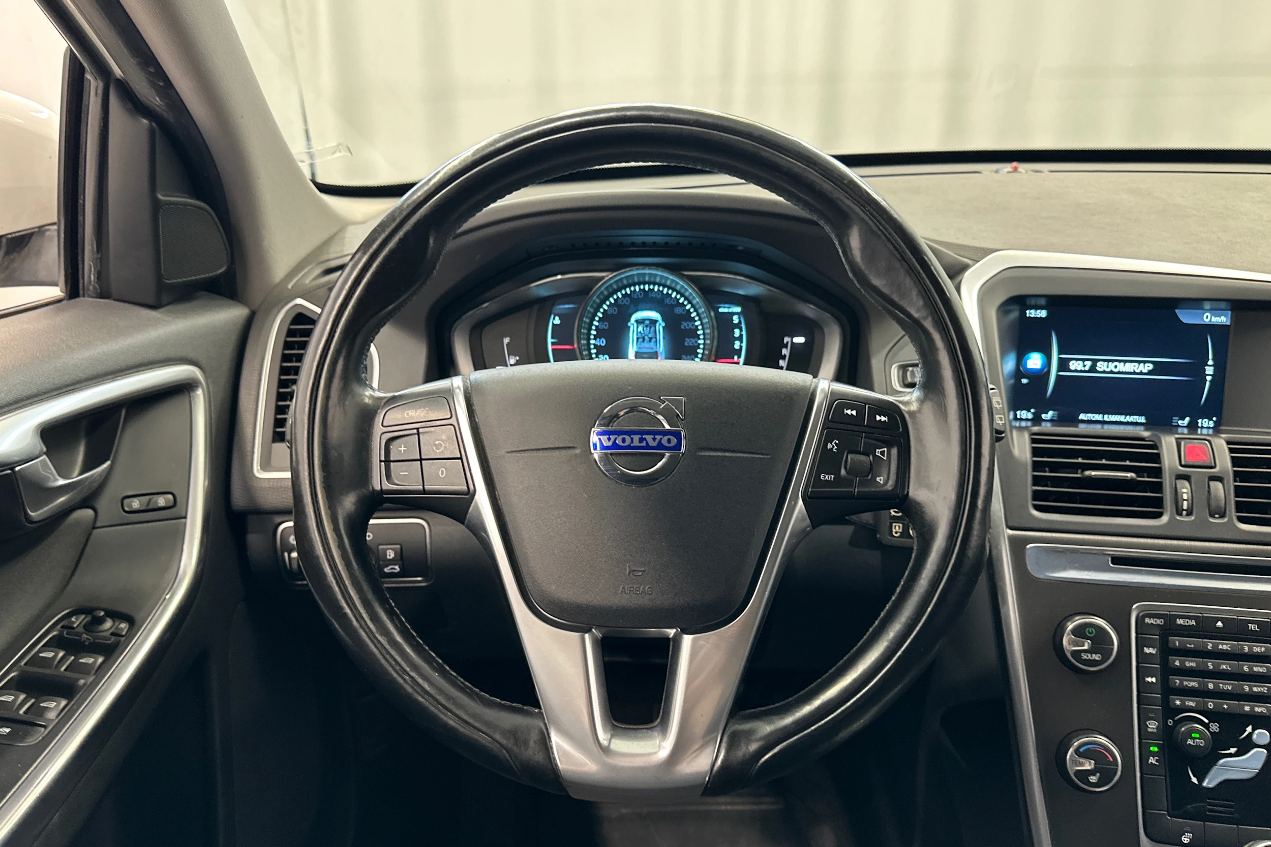 valkoinen Volvo XC60 2014 kuva 12.