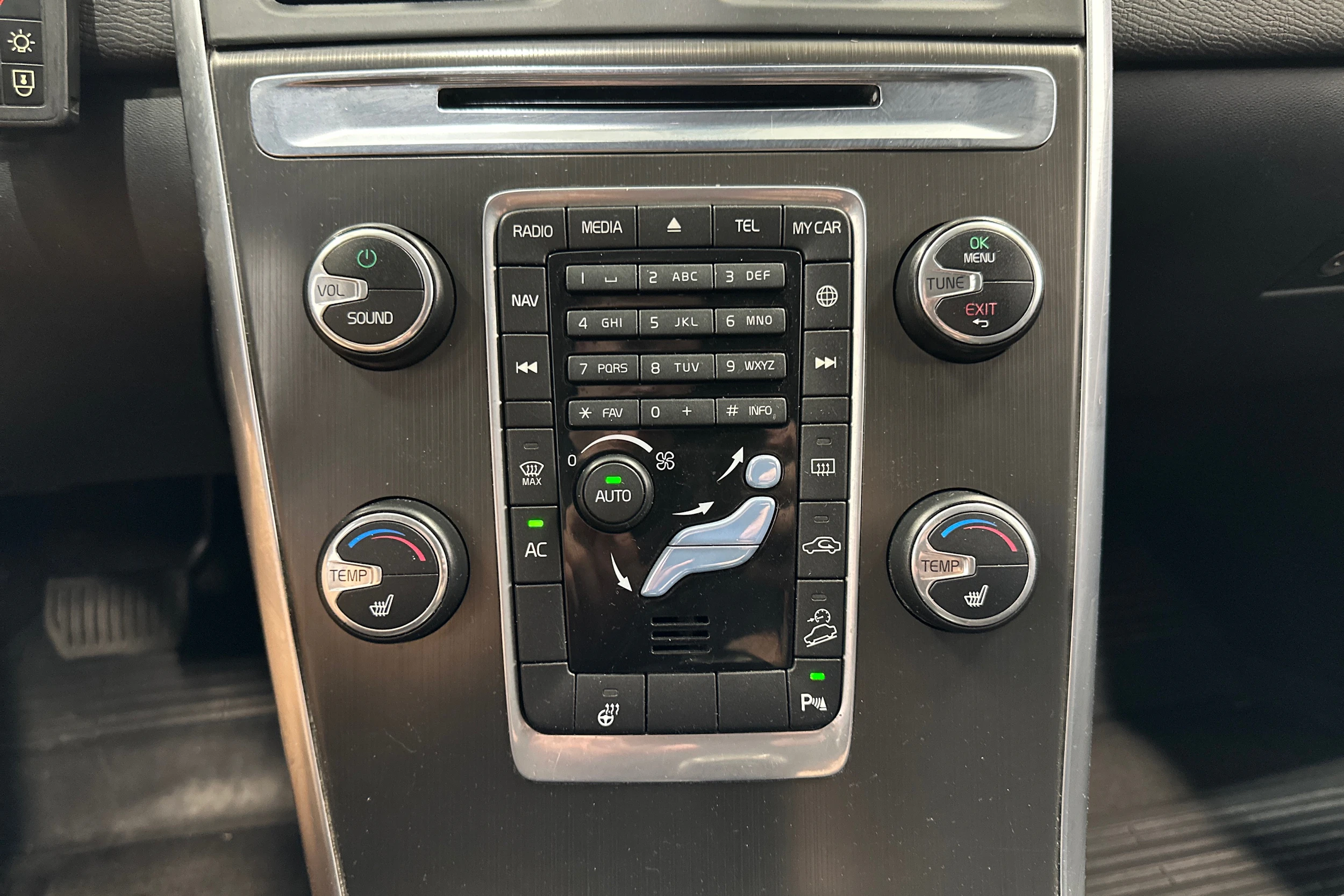 valkoinen Volvo XC60 2014 kuva 16.