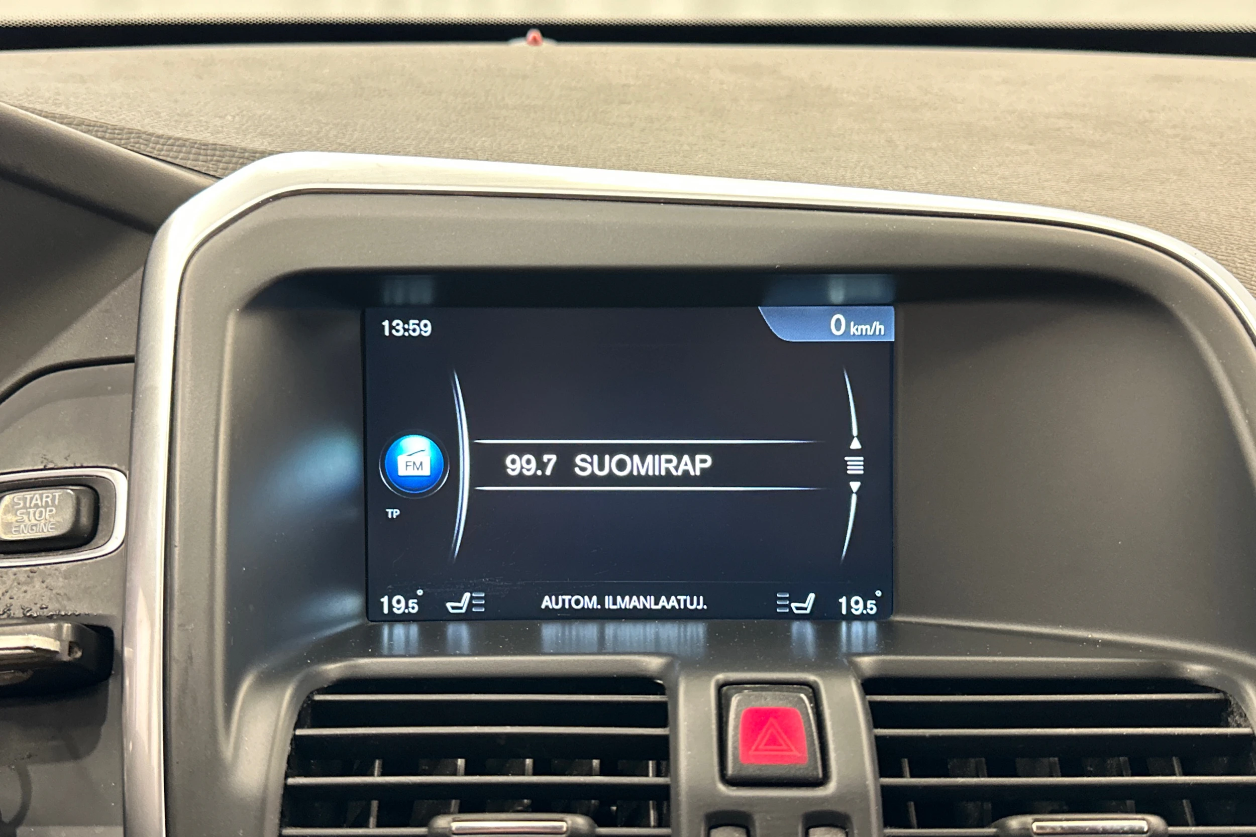 valkoinen Volvo XC60 2014 kuva 17.