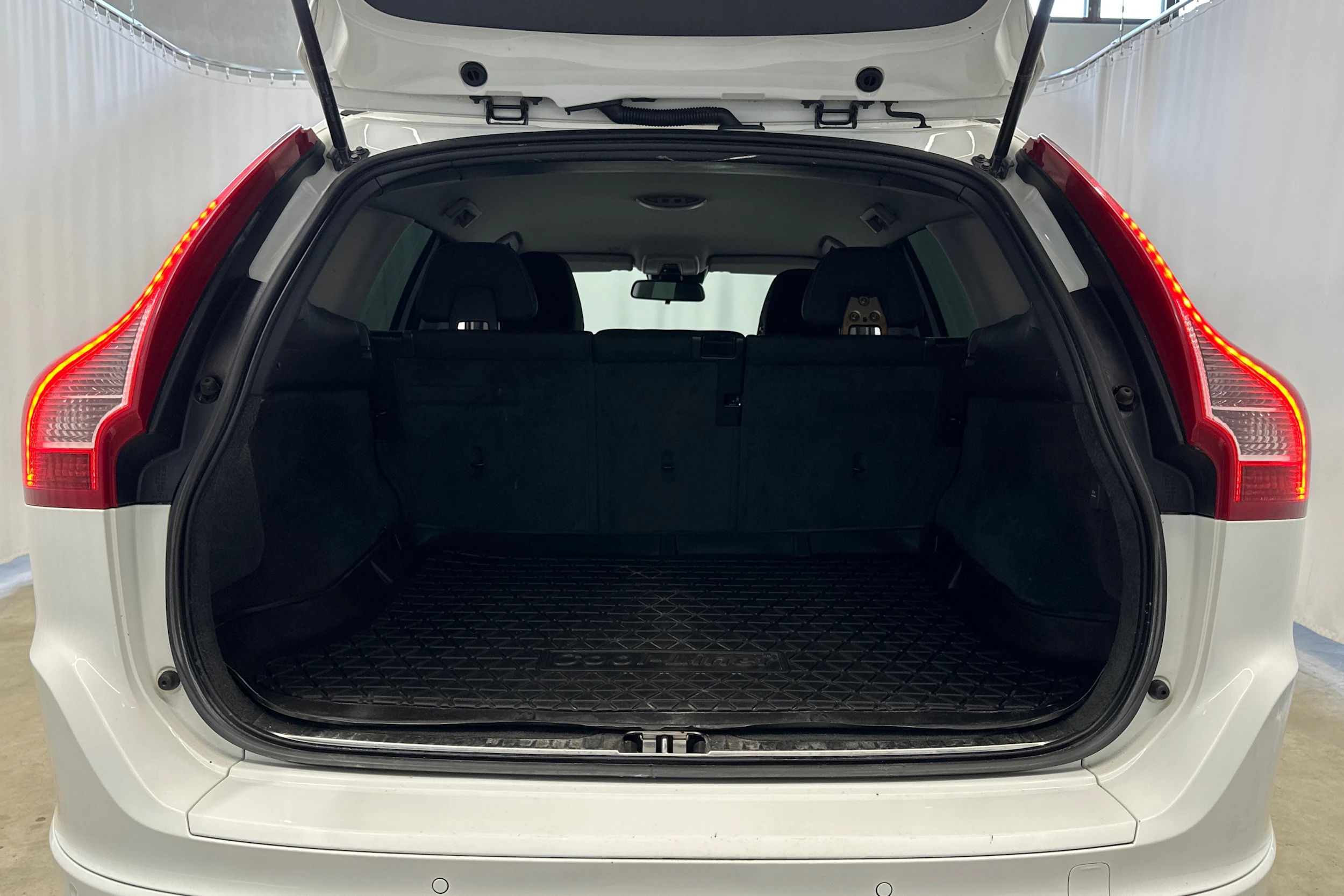 valkoinen Volvo XC60 2014 kuva 22.