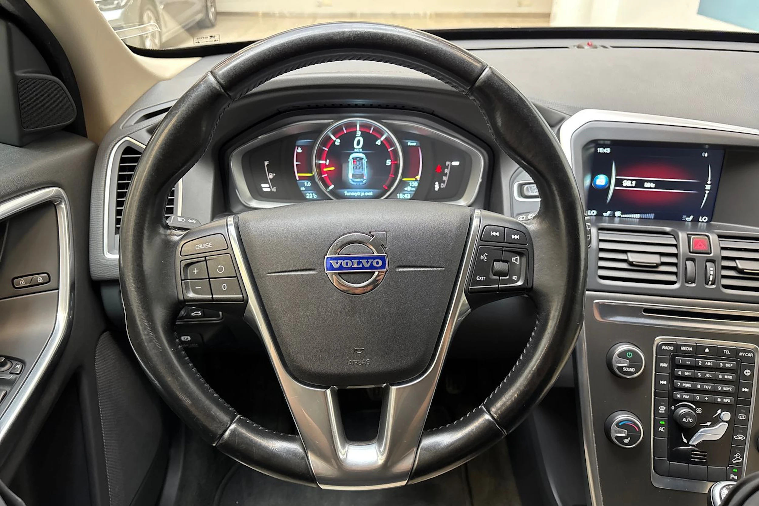 harmaa Volvo XC60 2014 kuva 19.