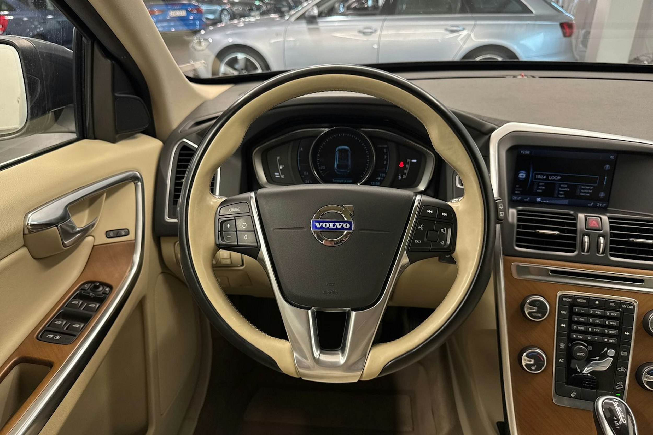 harmaa Volvo XC60 2014 kuva 14.