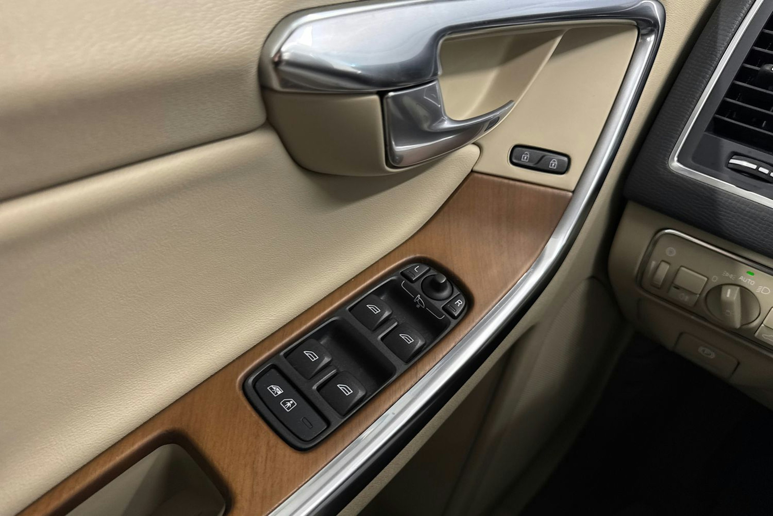 harmaa Volvo XC60 2014 kuva 19.