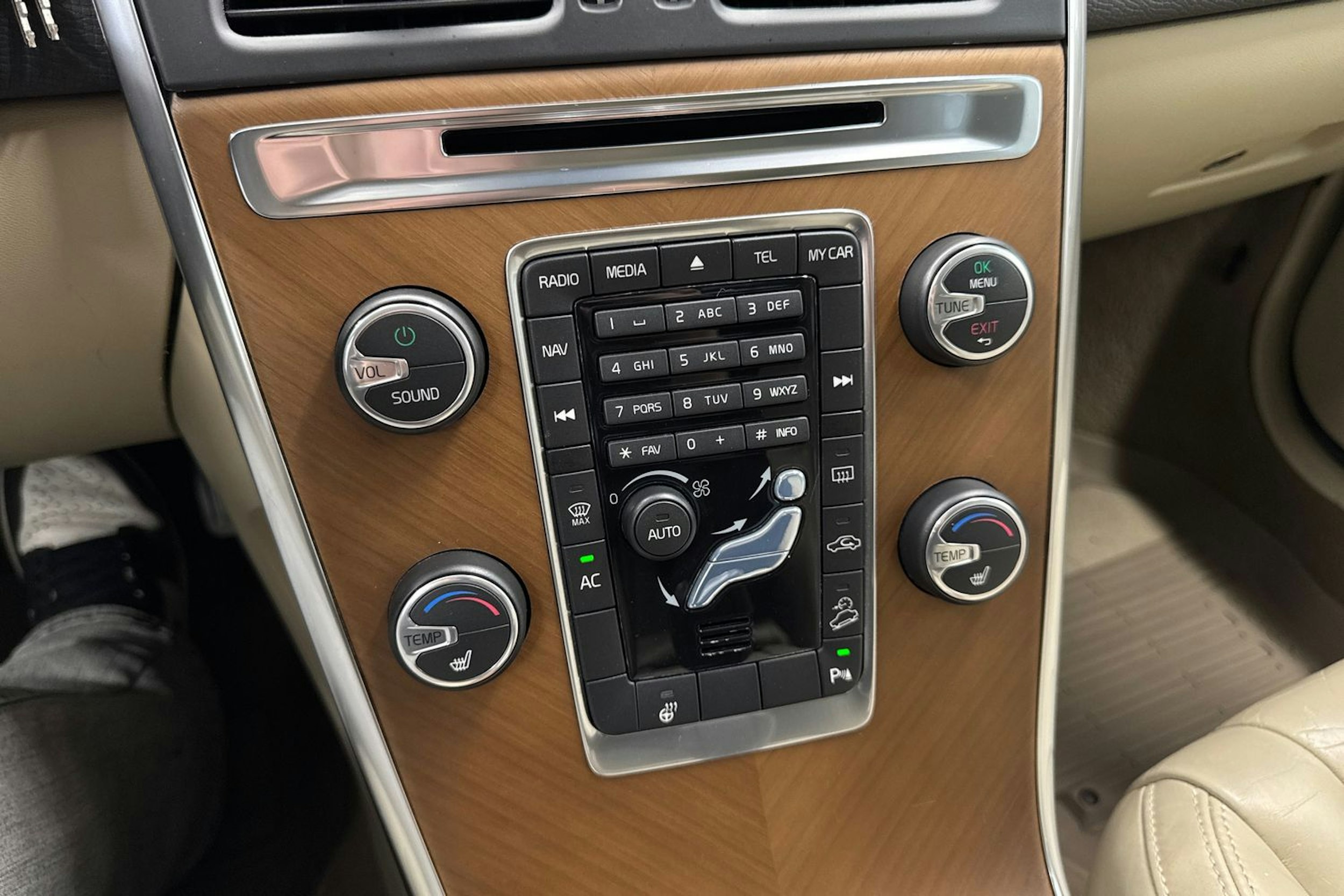 harmaa Volvo XC60 2014 kuva 29.
